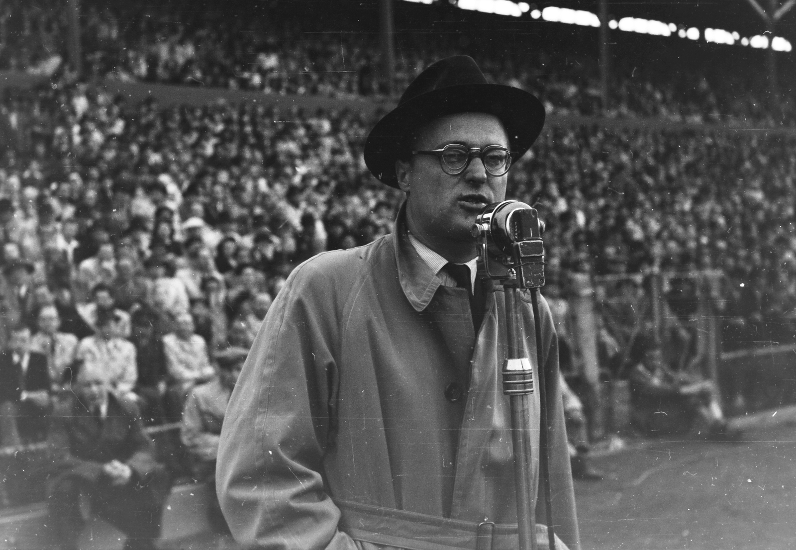 Hungary, Budapest IV., Újpest, Megyeri út, UTE pálya, Magyarország - Ausztria (6:1) válogatott labdarúgó-mérkőzés. Heribert Meisel osztrák sportriporter., 1949, Kovács Márton Ernő, Budapest, football, reporter, transmission, Fortepan #32974