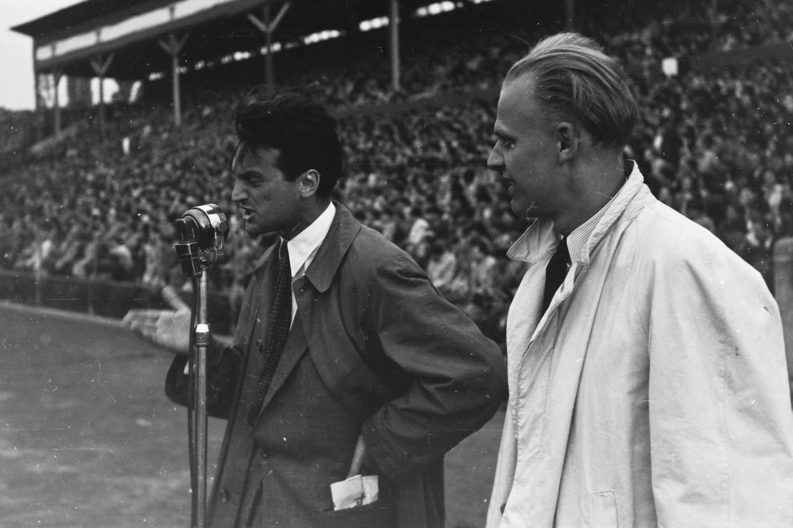 Hungary, Budapest IV., Újpest, Megyeri út, UTE pálya, Magyarország - Ausztria (6:1) válogatott labdarúgó-mérkőzés. Szepesi György és Gulyás Gyula sportriporterek., 1949, Kovács Márton Ernő, Budapest, celebrity, football, reporter, transmission, Fortepan #32975