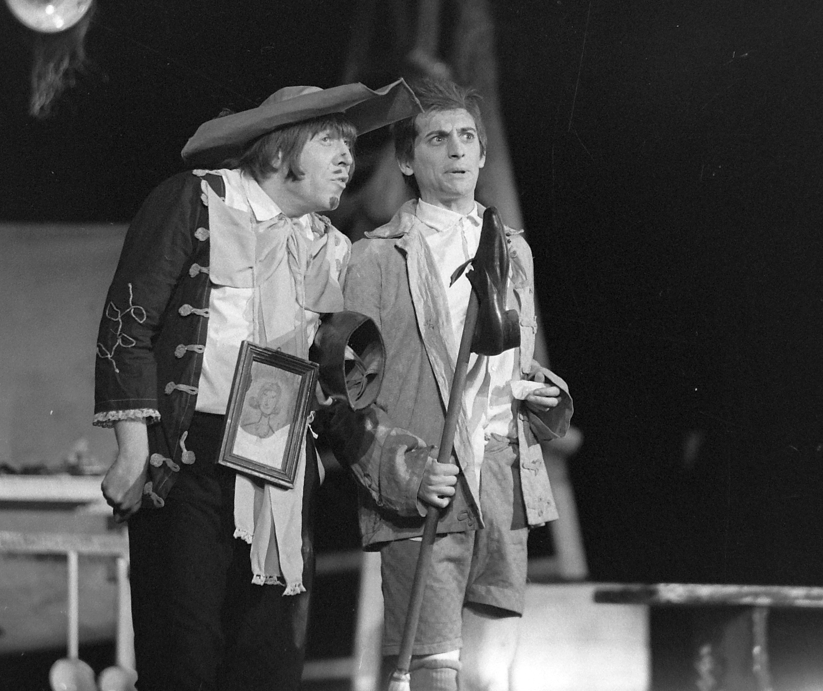 Hungary, Budapest V., Hetényi Pál és Jordán Tamás az Universitas együttes Csokonai: A' özvegy Karnyóné... c. darabjának előadásában., 1973, Kádas Tibor, art of theater, celebrity, theater performance, actor, Budapest, Fortepan #32984