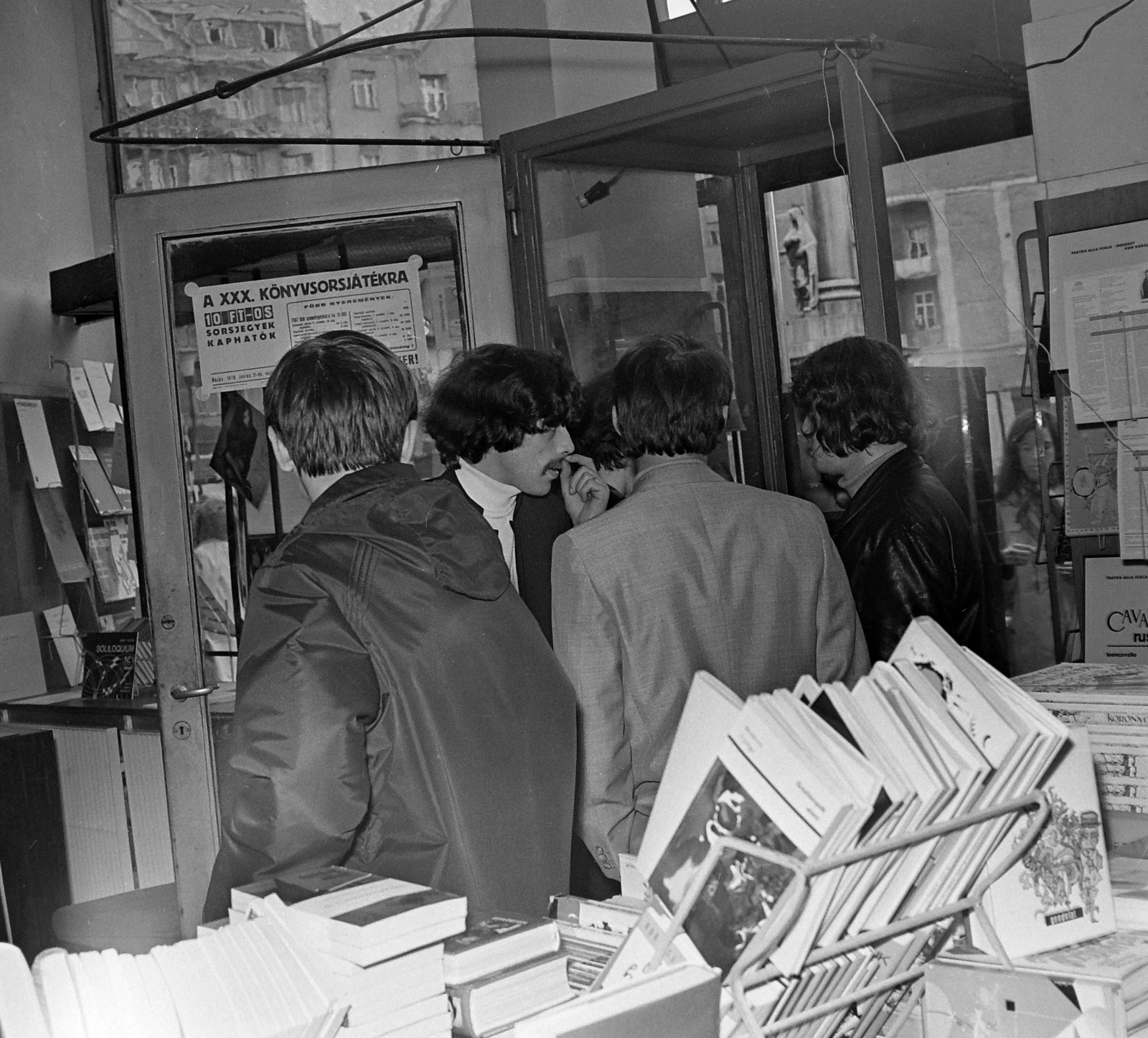 Hungary, Budapest V., Szervita (Martinelli) tér 5., Rózsavölgyi Zeneműbolt, szemben Boldizsár Miklós író., 1970, Kádas Tibor, book store, Budapest, Fortepan #32995