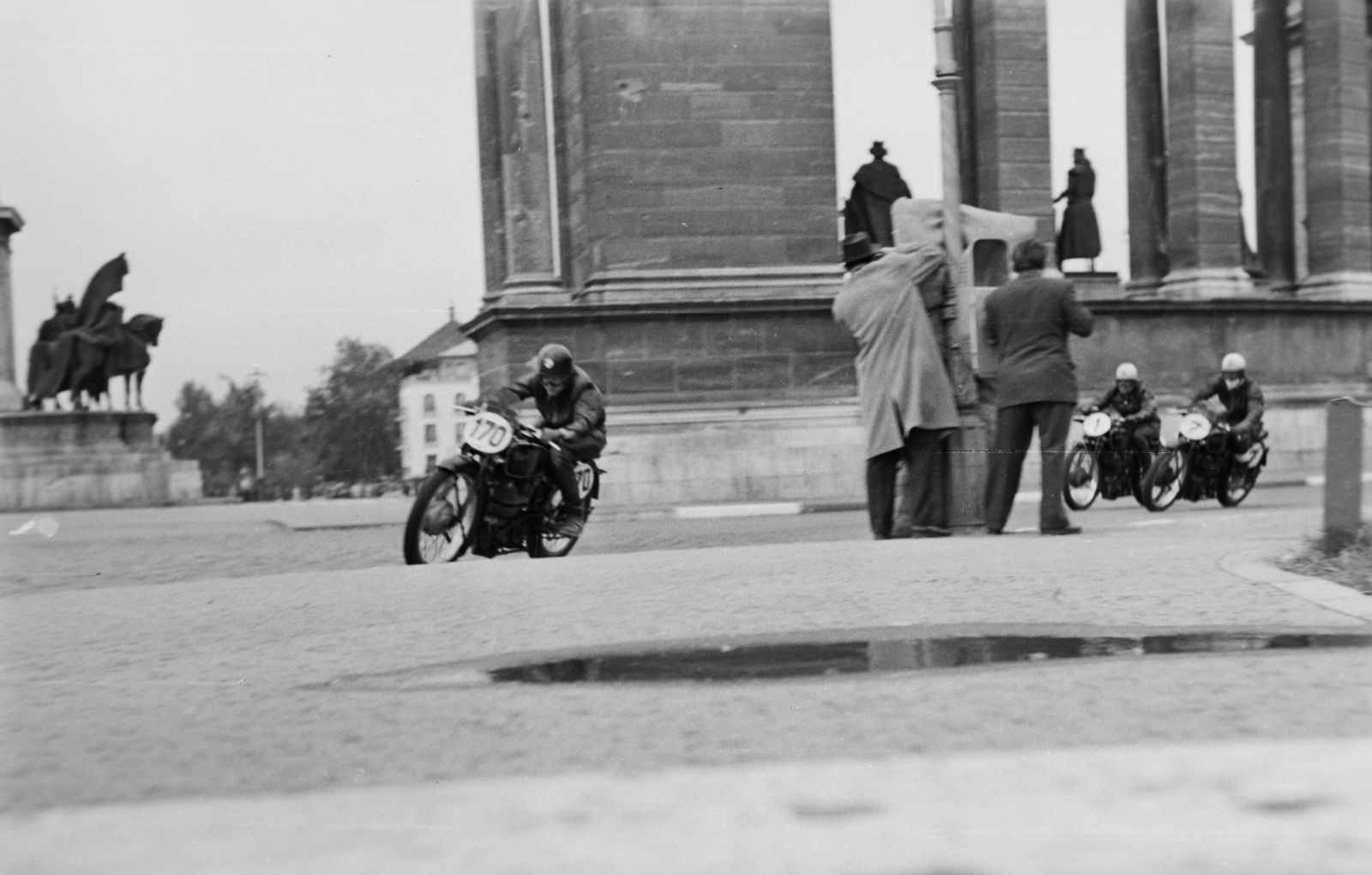 Magyarország, Budapest XIV., Hősök tere, a Vasas SC nemzetközi gyorsasági motorversenye. 170-essel Szabó Andor., 1949, Kovács Márton Ernő, motorkerékpár, Csepel-márka, motorsport, motorverseny, Budapest, Velocette-márka, híres ember, Fortepan #33007