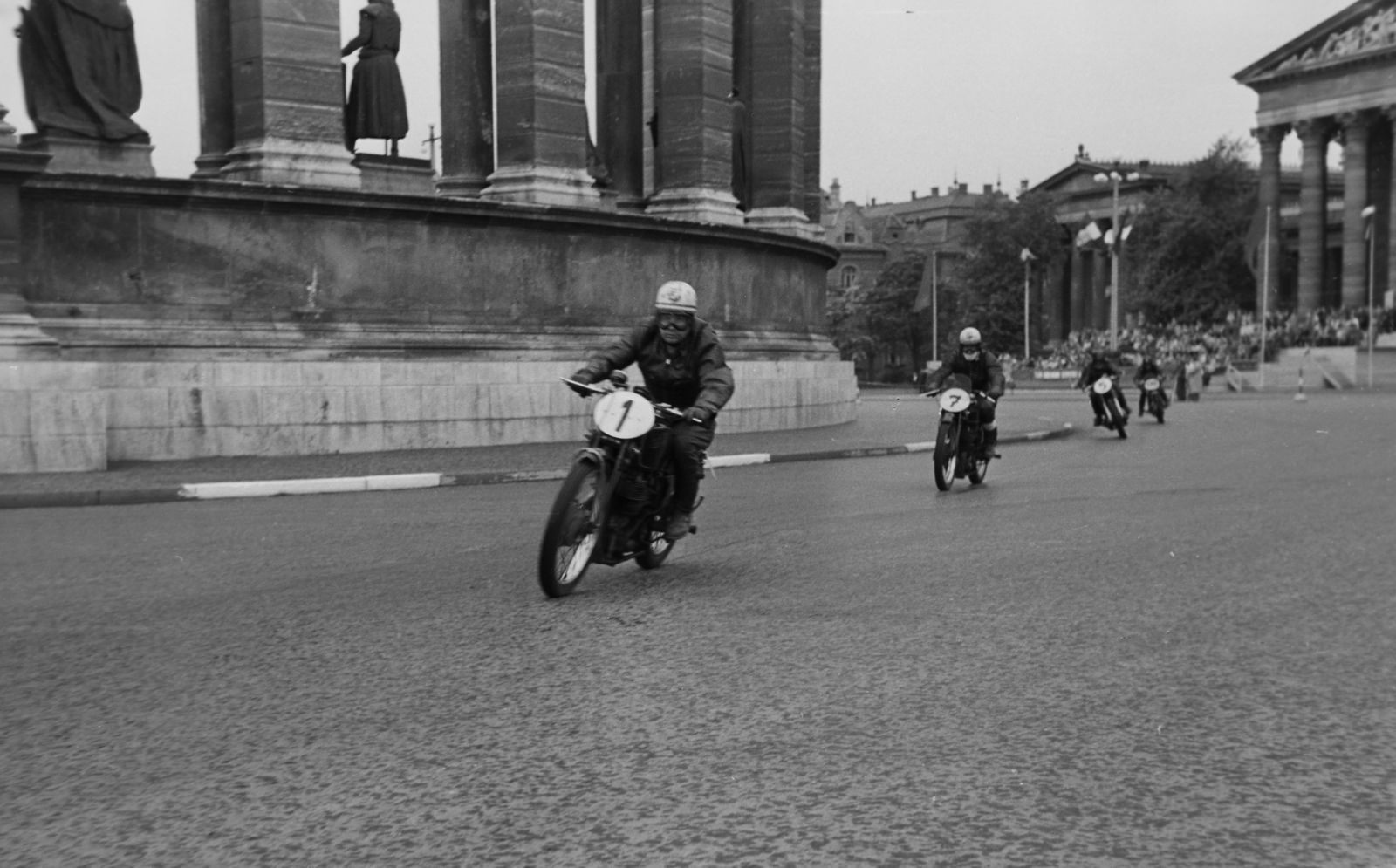 Magyarország, Budapest XIV., Hősök tere, a Vasas SC nemzetközi gyorsasági motorversenye. 1-essel Puhony Nándor., 1949, Kovács Márton Ernő, motorkerékpár, motorsport, bukósisak, motoros szemüveg, motorverseny, Budapest, híres ember, Fortepan #33008