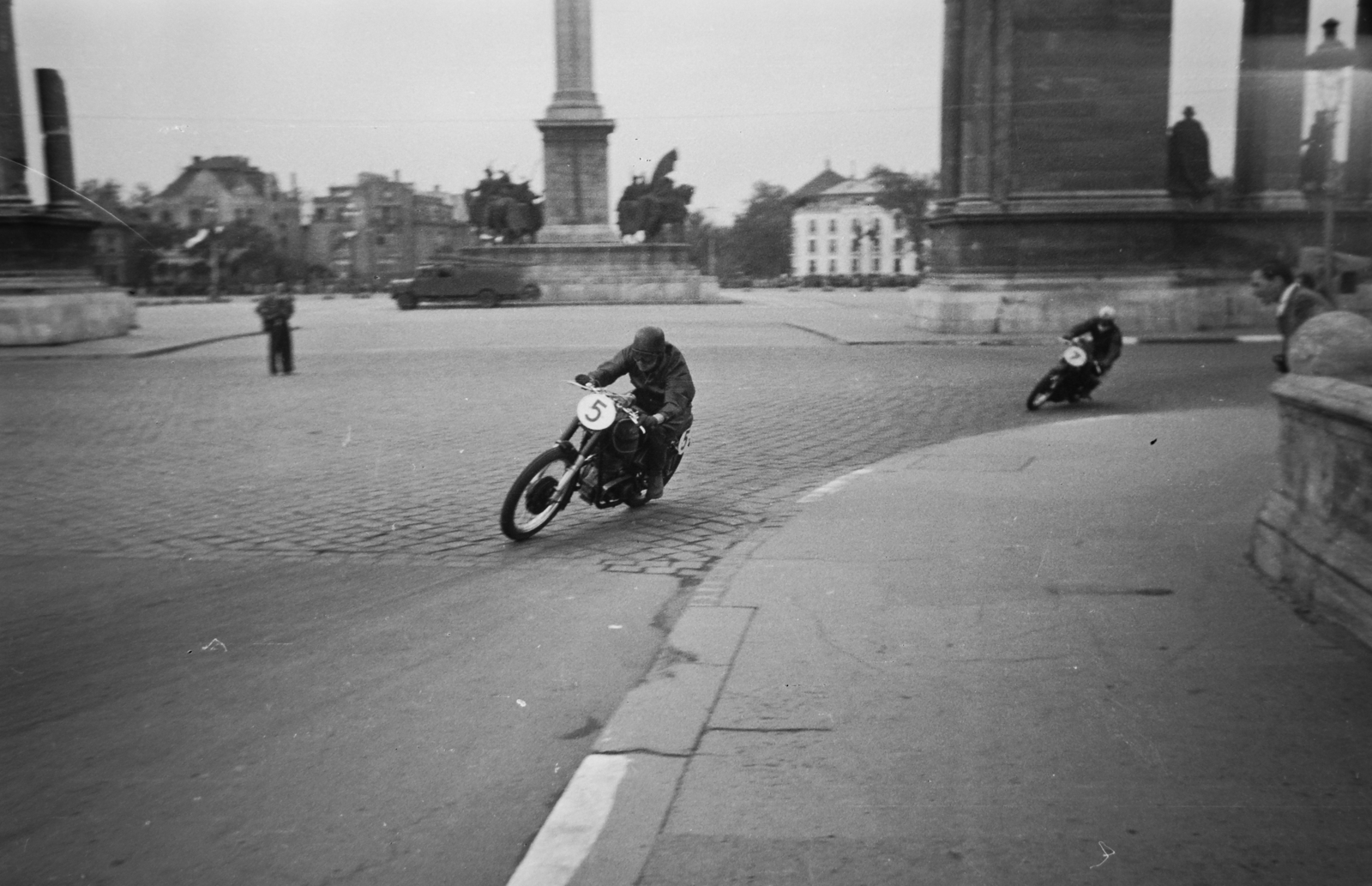 Hungary, Budapest XIV., Hősök tere, a Vasas SC nemzetközi gyorsasági motorversenye. 5-ös Szabó I László (Kuksi), 7-es Szalkay Béla., 1949, Kovács Márton Ernő, motorcycle, motorcycle race, Budapest, celebrity, Fortepan #33010