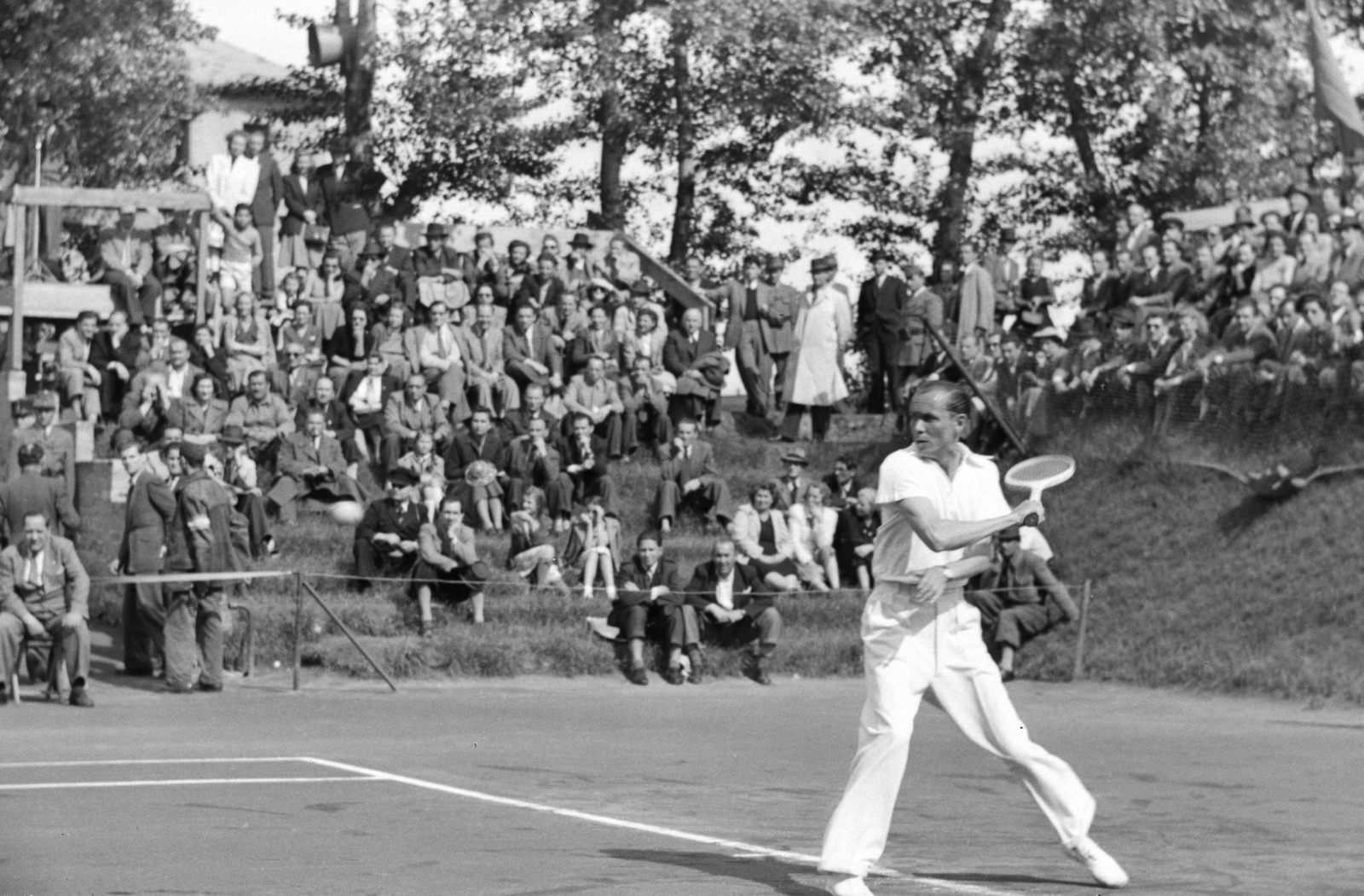 Hungary, Budapest X., Salgótarjáni (Tomcsányi) út, Gázművek teniszpálya, Magyarország - Belgium (4:1) Davis kupa mérkőzés. Asbóth József örökös magyar bajnok teniszező., 1949, Kovács Márton Ernő, Budapest, celebrity, sportsperson, audience, tennis court, Fortepan #33032