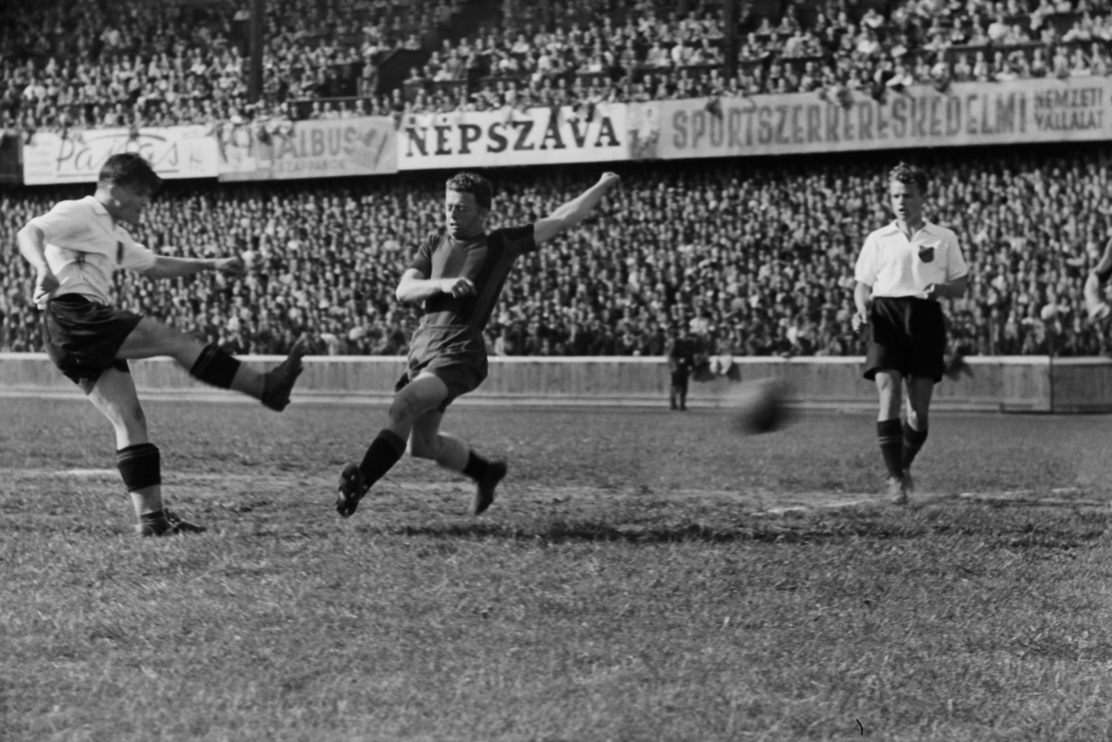 Hungary, Budapest IX., Üllői út, FTC stadion, Kispest-Szeged (7:0) mérkőzés. Puskás jobbal kapura lő, támadja Kakuszi (Szeged)., 1949, Kovács Márton Ernő, Budapest, celebrity, sportsperson, football, Fortepan #33045