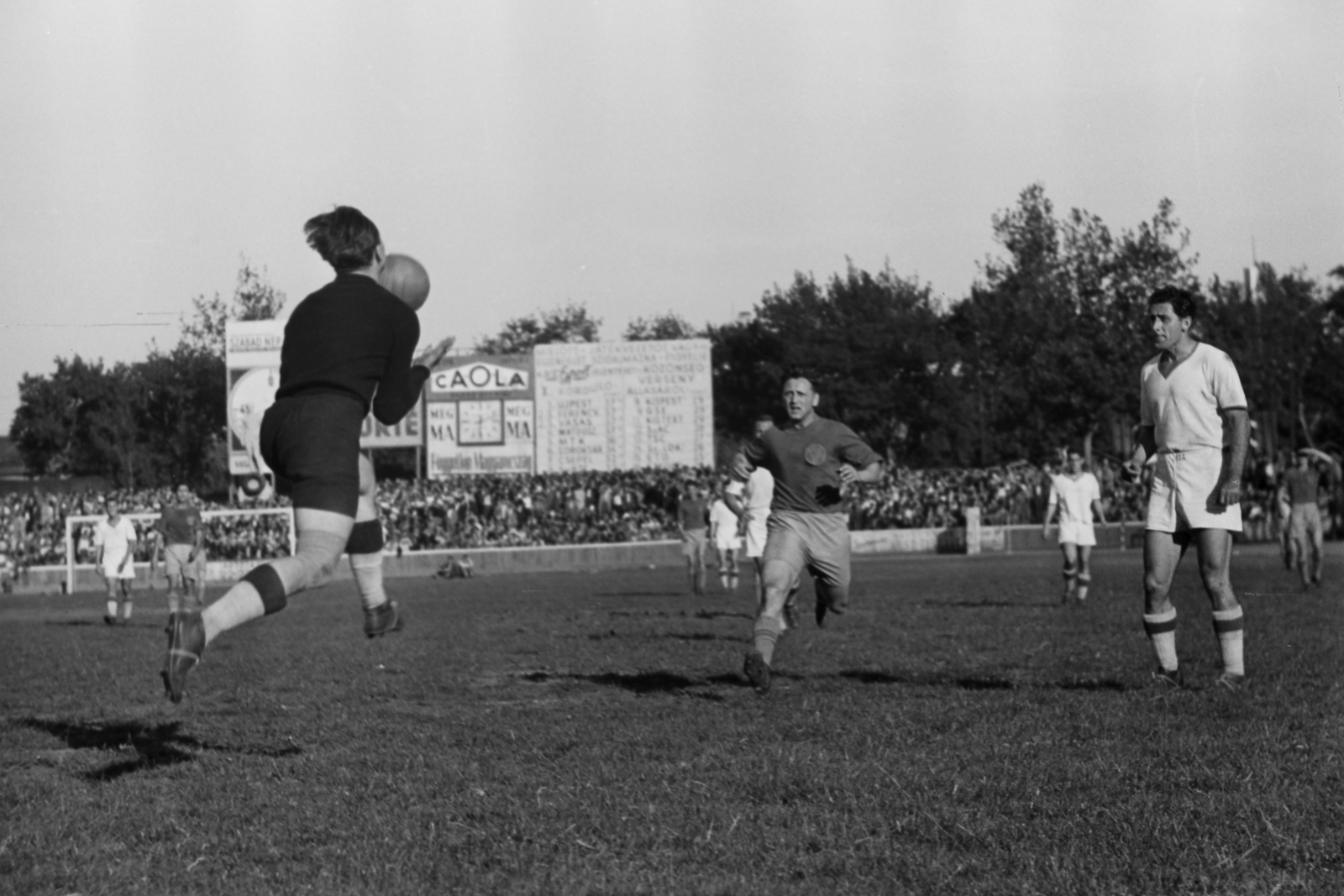 Hungary, Budapest IX., Üllői út, FTC stadion, Ferencváros-Vasas (7:2) mérkőzés. Henni véd, szemben Illovszky, fehérben Rudas., 1949, Kovács Márton Ernő, Caola brand, Budapest, celebrity, sportsperson, football, Fortepan #33046