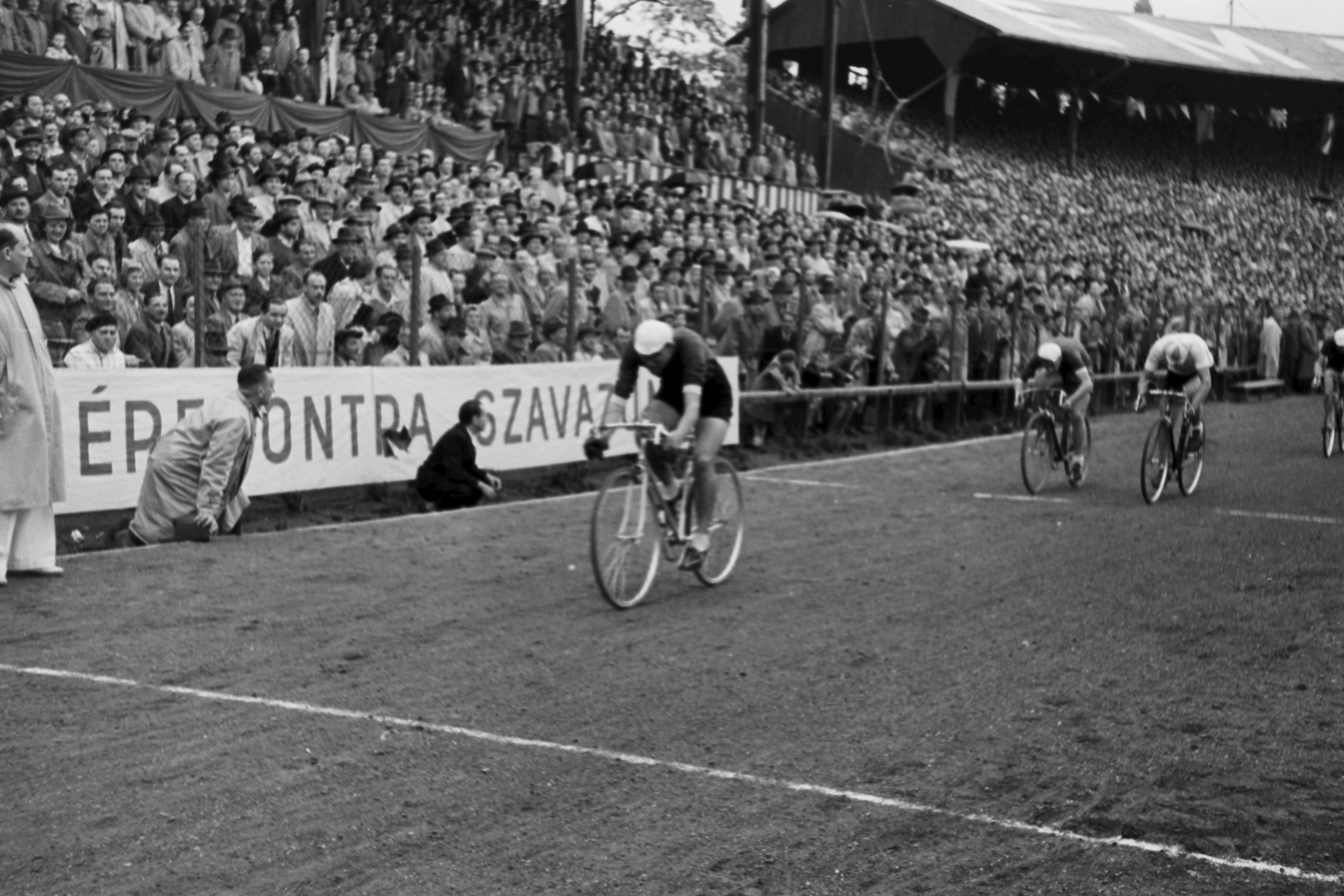Hungary, Budapest IX., Üllői út, FTC stadion, kerékpár verseny a salakpályán a labdarúgó-mérkőzés szünetében., 1949, Kovács Márton Ernő, bicycle, Budapest, audience, bicycle race, racing bicycle, Fortepan #33050