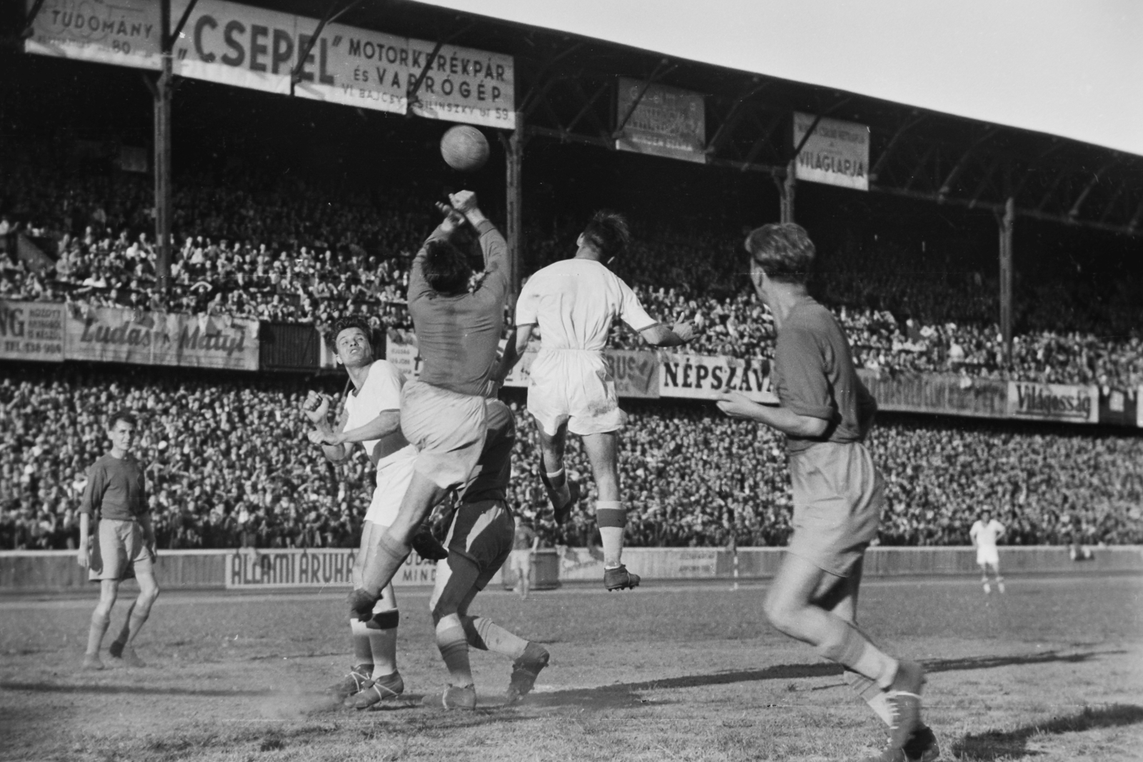 Magyarország, Budapest IX., Üllői út, FTC stadion, Ferencváros-Vasas (7:2) mérkőzés. Turai öklöz Deák és Kocsis elől., 1949, Kovács Márton Ernő, Budapest, reklám, közönség, labdarúgás, Fortepan #33052