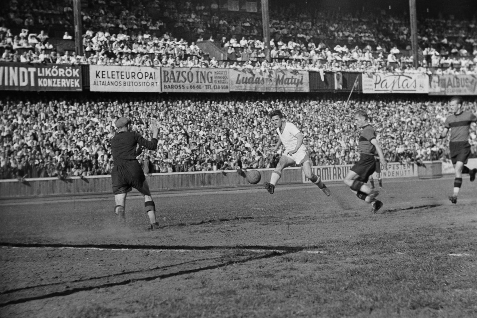 Magyarország, Budapest IX., Üllői út, FTC stadion, Ferencváros-Kispest (4:1) bajnoki mérkőzés. Deák kapura lő. A két Kispest védő Rákóczi és Patyi., 1949, Kovács Márton Ernő, Budapest, reklám, híres ember, sportoló, közönség, labdarúgás, Fortepan #33057