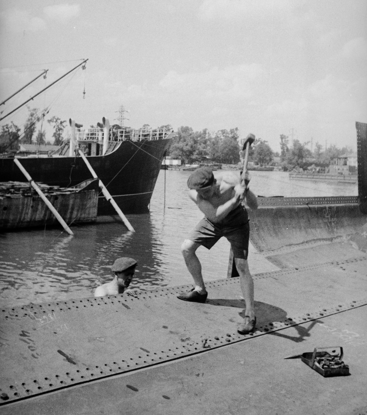 Magyarország, Budapest XIII., Újpesti-öböl, Ganz hajógyár. Szovjet jóvátételben gyártott TISSA/TELNOVSK típusú tengeri áruszállító hajók építése., 1949, Kovács Márton Ernő, hajó, nehézipar, munkás, gyár, hajógyártás, Ganz-márka, Telnovsk hajó, Budapest, Fortepan #33063