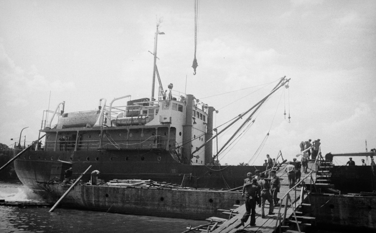 Hungary, Budapest XIII., Újpesti-öböl, Ganz hajógyár. Szovjet jóvátételben gyártott TISSA/TELNOVSK típusú tengeri áruszállító hajók építése., 1949, Kovács Márton Ernő, ship, heavzy industry, worker, factory, shipbuilding industry, Ganz-brand, Telnovsk ship, Budapest, Fortepan #33065