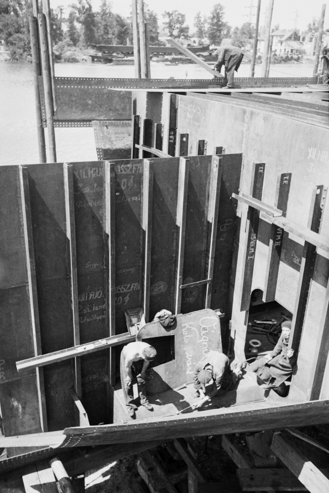 Hungary, Budapest XIII., Újpesti-öböl, Ganz hajógyár. Szovjet jóvátételben gyártott TISSA/TELNOVSK típusú tengeri áruszállító hajók építése., 1949, Kovács Márton Ernő, ship, heavzy industry, worker, factory, shipbuilding industry, Ganz-brand, Telnovsk ship, Budapest, Fortepan #33068