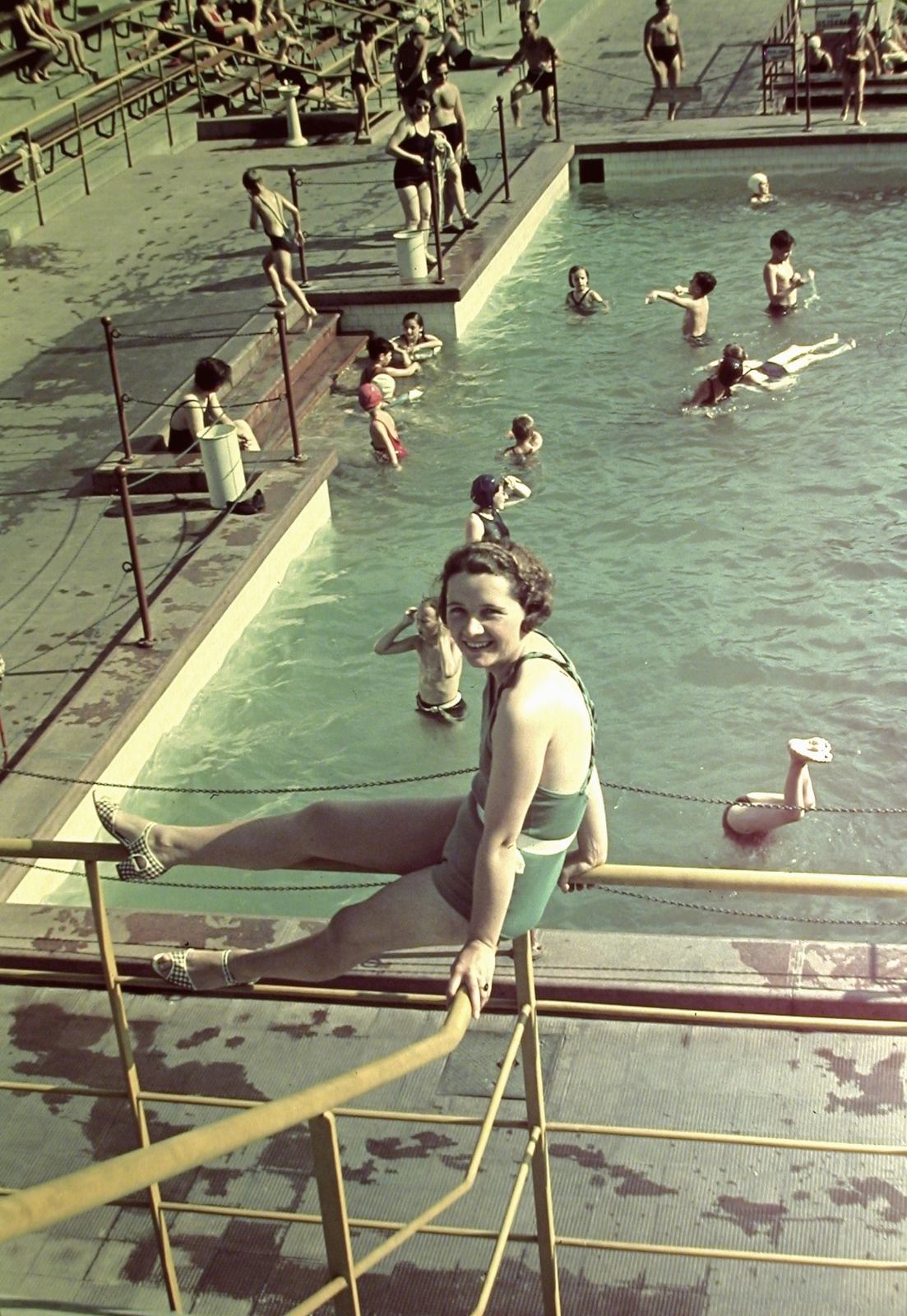 Hungary, Margit Islands, Budapest, Hajós Alfréd Nemzeti Sportuszoda., 1938, Fortepan, portrait, beach, pool, bathing suit, swimming pool, colorful, railing, genre painting, lady, sandal, sitting on a handrail, Fortepan #3307