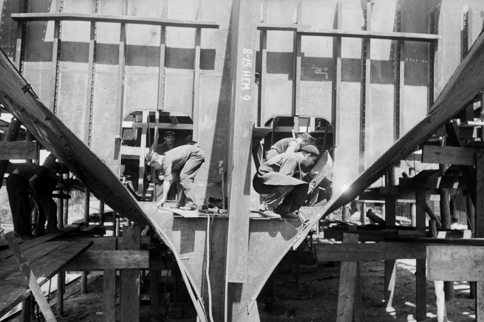 Hungary, Budapest XIII., Újpesti-öböl, Ganz hajógyár. Szovjet jóvátételben gyártott TISSA/TELNOVSK típusú tengeri áruszállító hajók építése., 1949, Kovács Márton Ernő, ship, heavzy industry, worker, factory, shipbuilding industry, Ganz-brand, Telnovsk ship, Budapest, Fortepan #33071