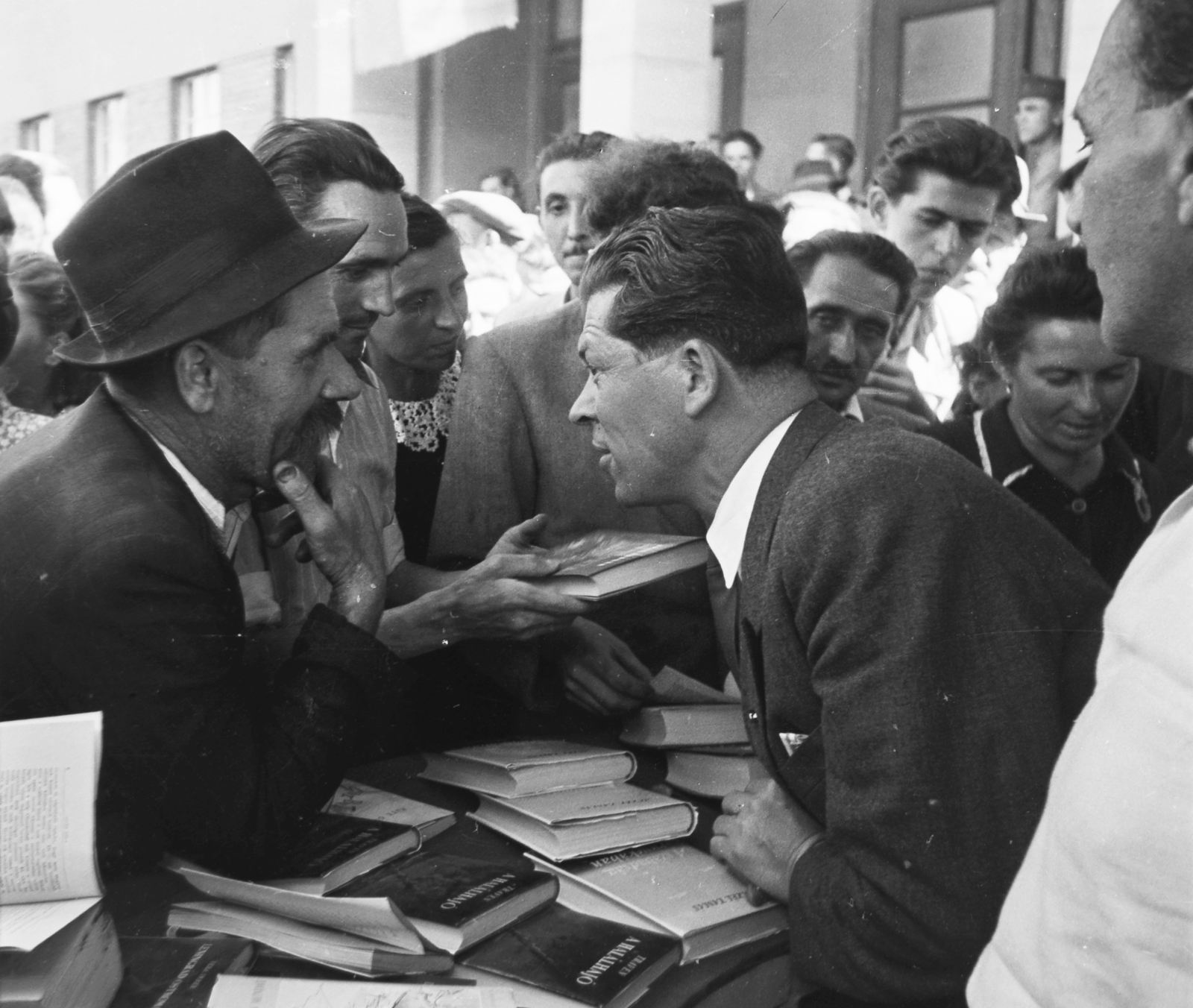 Magyarország, Budapest XXI., Csepel, Szent Imre tér, Marosán György a Szikra kiadó pultjánál., 1949, Kovács Márton Ernő, Budapest, kíváncsiság, könyv, politikus, könyökölni, beszélgetés, paraszt, Fortepan #33102