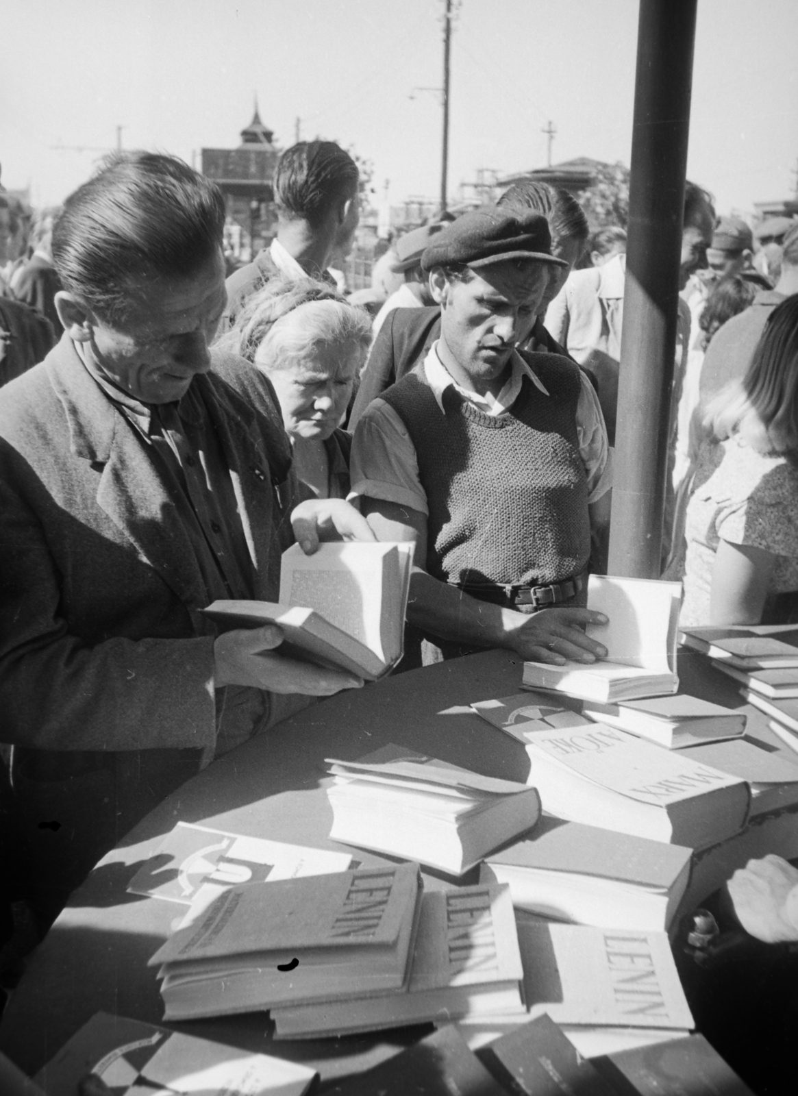 Magyarország, Budapest XXI., Csepel, Szent Imre tér. Politikai kiadványok és irodalmi művek a Szikra Kiadó pultján., 1949, Kovács Márton Ernő, Budapest, olvasás, könyv, Fortepan #33106