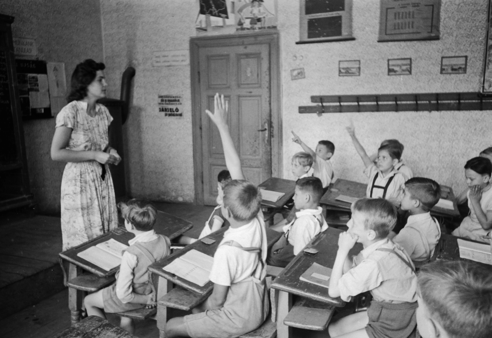 Hungary, Budapest XIV., Hermina út 23. Általános Iskola., 1949, Kovács Márton Ernő, school, classroom, education, teacher, Budapest, hands behind the back, hands up, coat-stand, Fortepan #33114