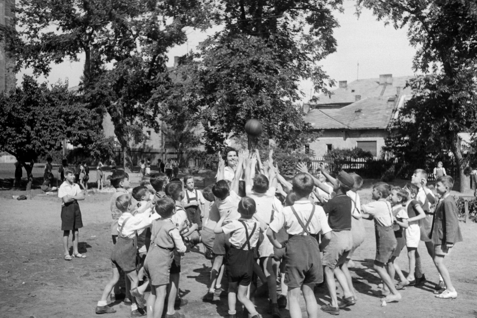 Hungary, Budapest XIV., Hermina úti Általános Iskola udvara, háttérben a Mimóza utca épületei., 1949, Kovács Márton Ernő, Budapest, ball, toy, school yard, boys, Fortepan #33116