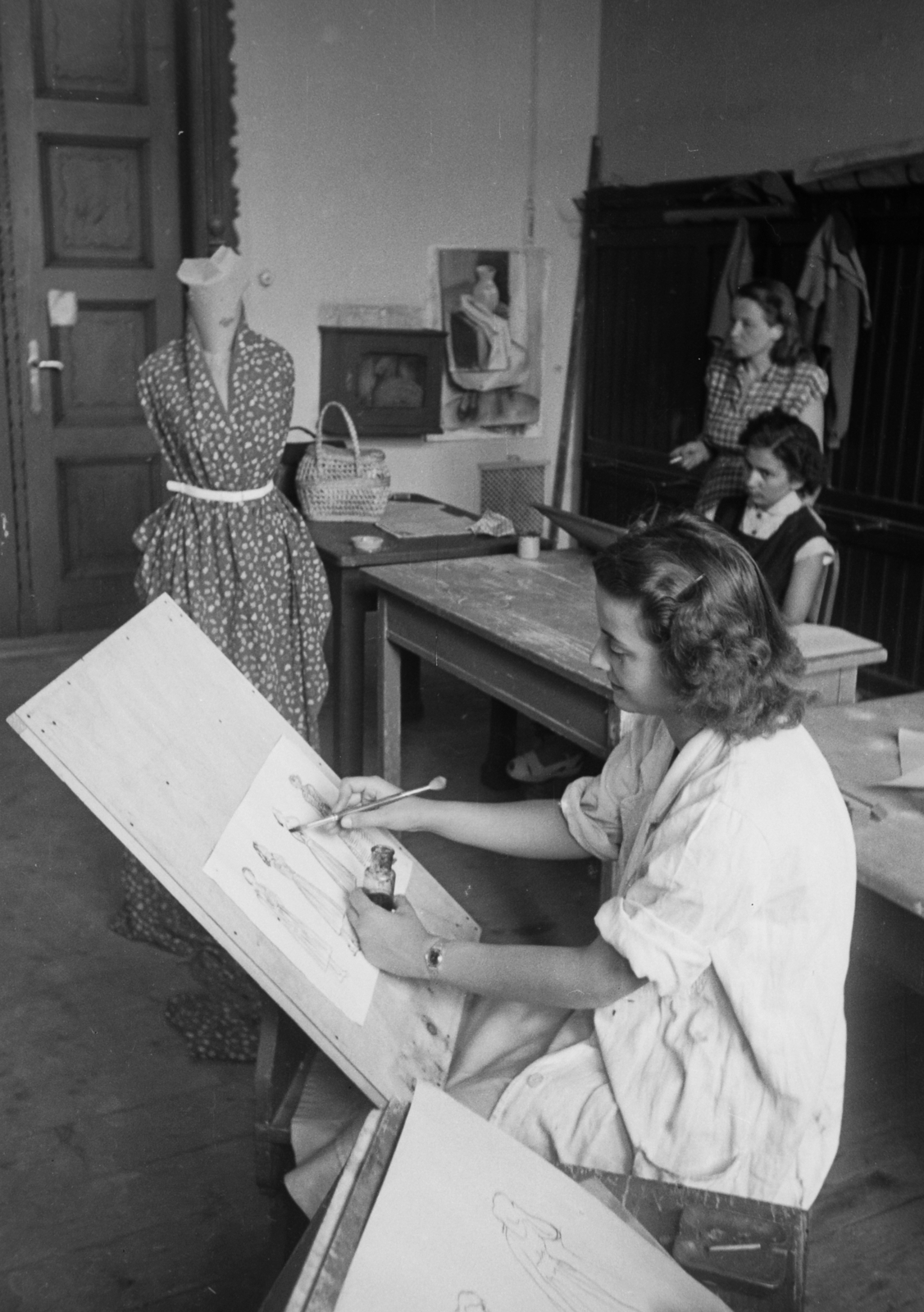 Hungary, Budapest IX., Iparművészeti Múzeum Kinizsi utcai szárnya, az Iparművészeti Főiskola tanterme., 1949, Kovács Márton Ernő, art, fashion, drawing board, Budapest, Fortepan #33131
