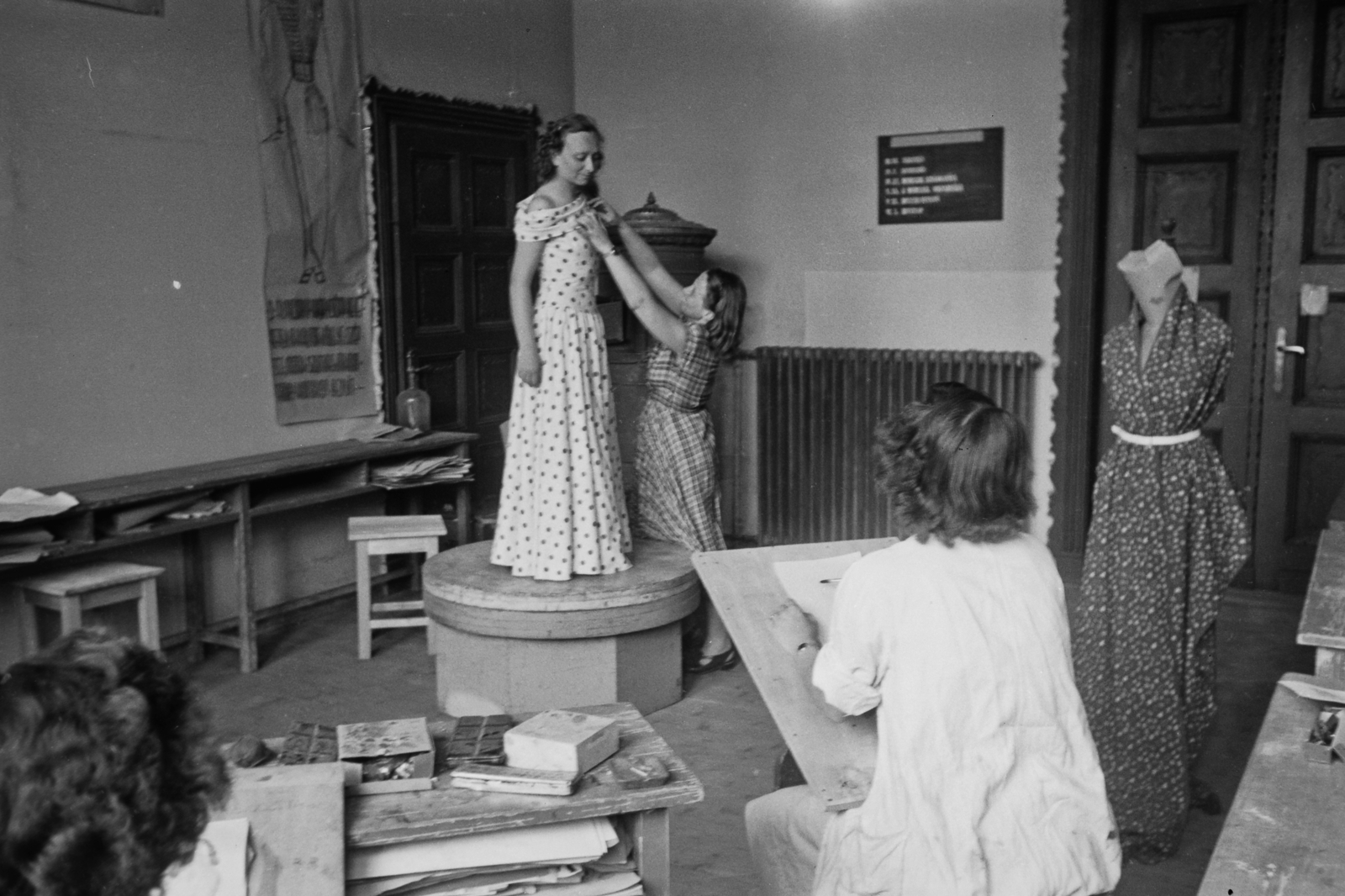 Hungary, Budapest IX., Iparművészeti Múzeum Kinizsi utcai szárnya, az Iparművészeti Főiskola tanterme., 1949, Kovács Márton Ernő, Budapest, fashion, education, industrial art, art, Fortepan #33132