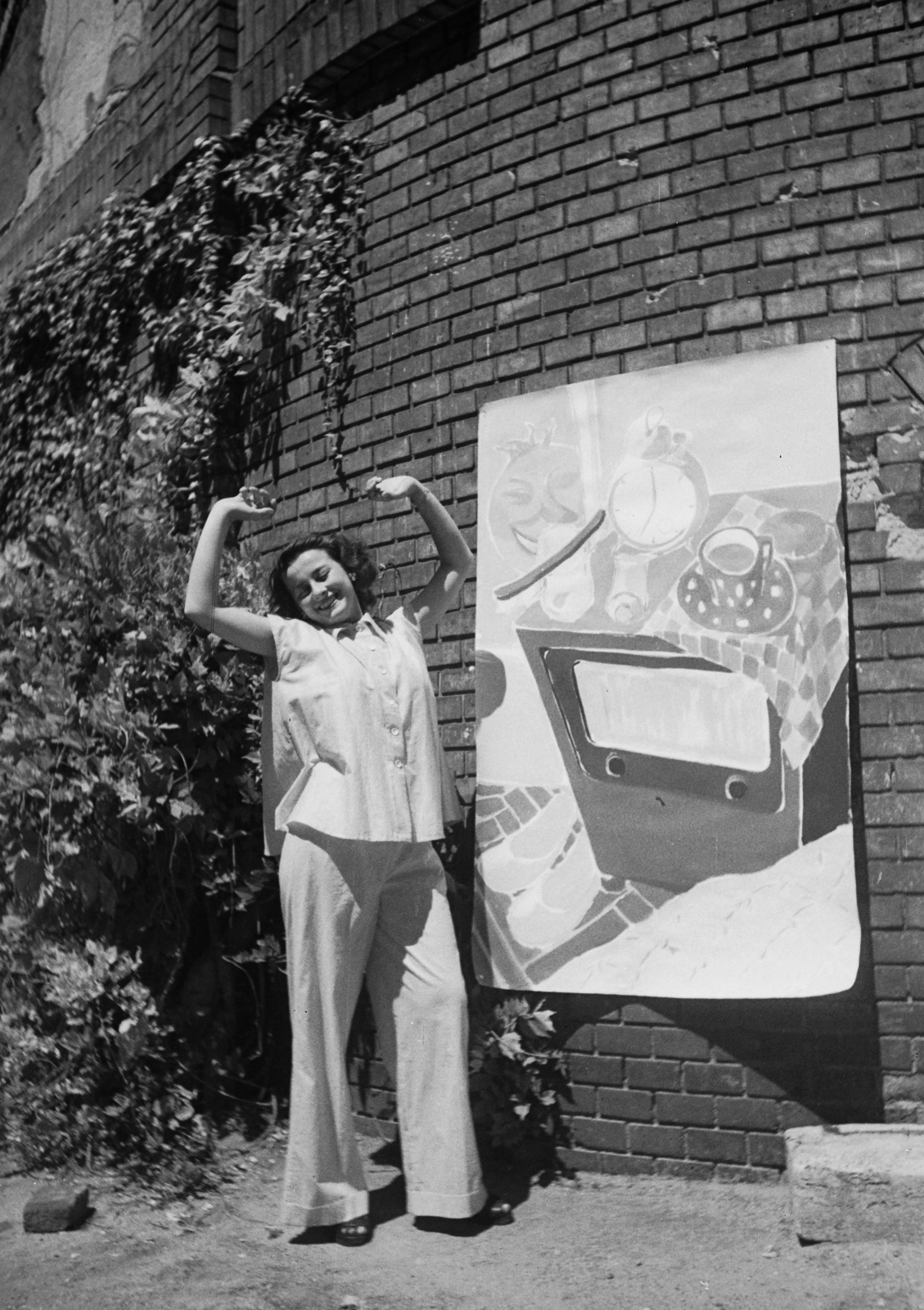 Hungary, Budapest IX., Iparművészeti Múzeum (Iparművészeti Főiskola) udvara., 1949, Kovács Márton Ernő, Budapest, lady, youth, fun, poster, painting, Fortepan #33133