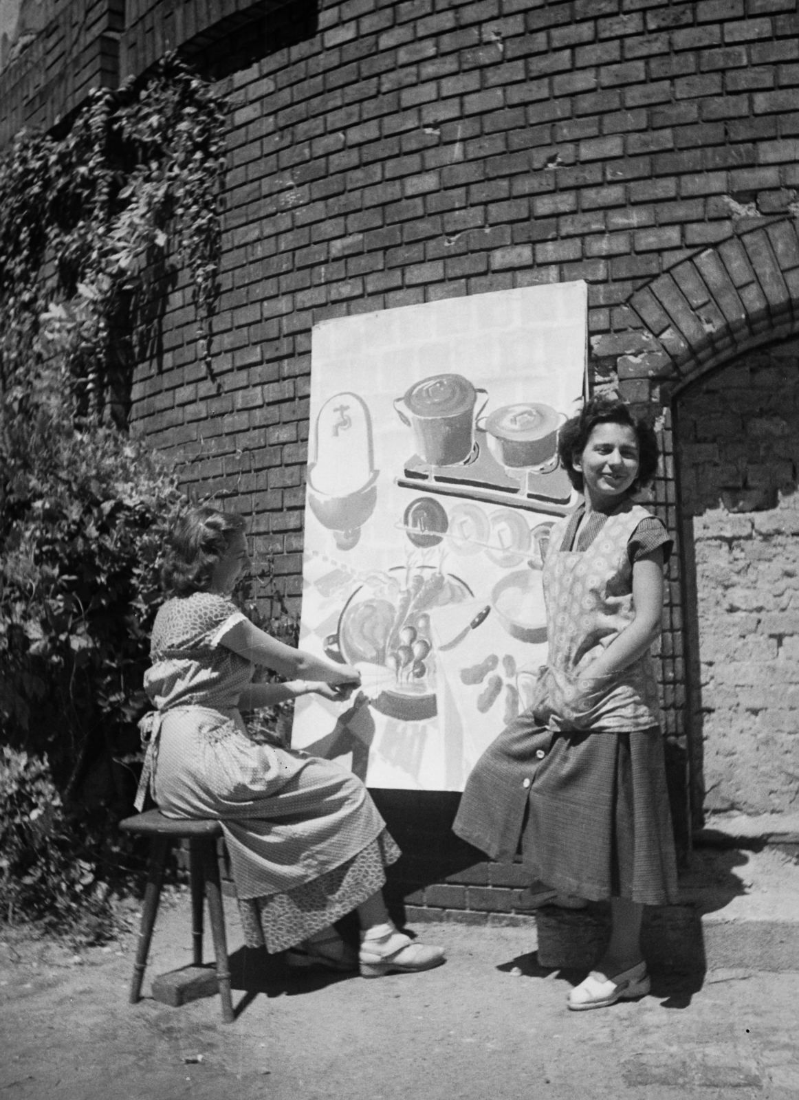 Hungary, Budapest IX., Iparművészeti Múzeum (Iparművészeti Főiskola) udvara., 1949, Kovács Márton Ernő, Budapest, youth, painting, humour, still life, pot, Fortepan #33135