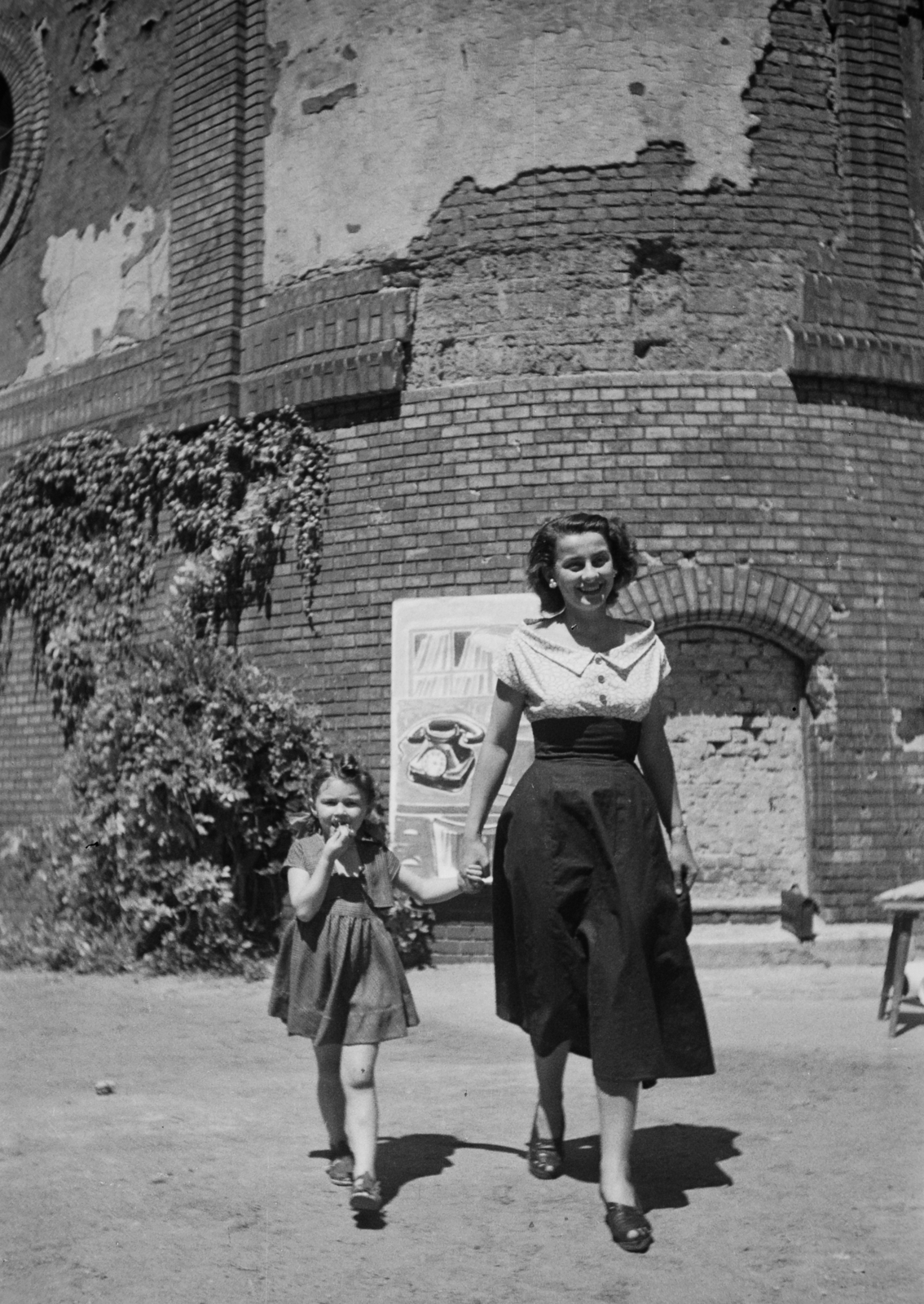 Hungary, Budapest IX., Iparművészeti Múzeum (Iparművészeti Főiskola) udvara., 1949, Kovács Márton Ernő, Budapest, hold hands, lady, girl, Fortepan #33137
