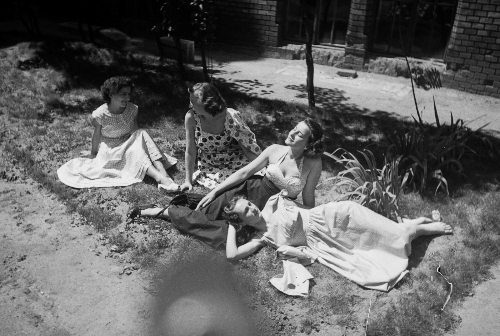 Hungary, Budapest IX., Iparművészeti Múzeum (Iparművészeti Főiskola) udvara., 1949, Kovács Márton Ernő, sunbathe, Budapest, hands behind the head, women, Fortepan #33138