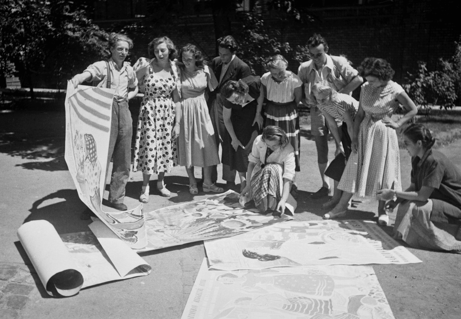 Hungary, Budapest IX., Iparművészeti Múzeum (Iparművészeti Főiskola) udvara., 1949, Kovács Márton Ernő, Budapest, fashion designer, Fortepan #33139