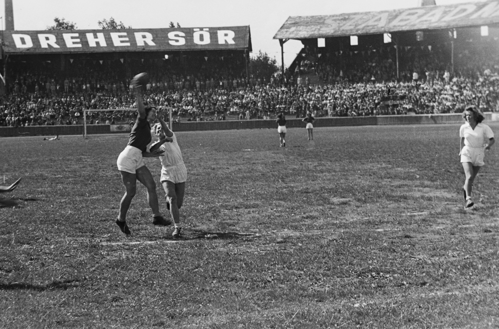 Hungary, Budapest IX., Üllői út, FTC stadion, női nagypályás kézilabda mérkőzés., 1949, Kovács Márton Ernő, handball, Budapest, ad, women, Fortepan #33146