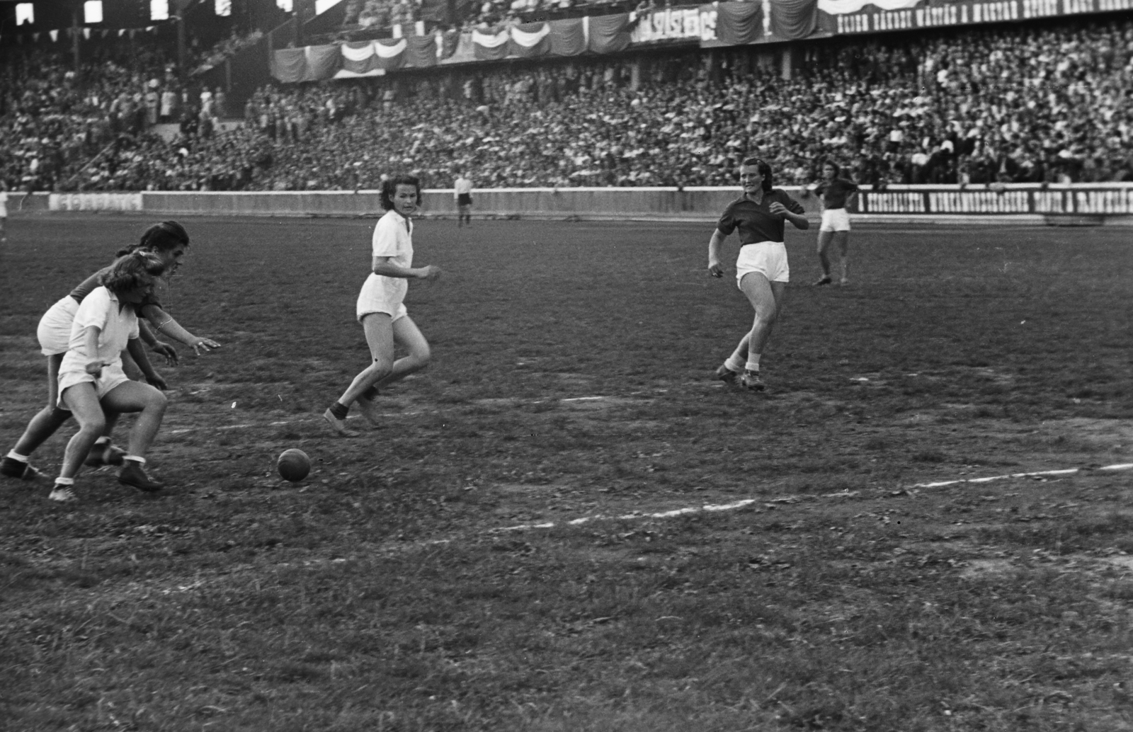 Hungary, Budapest IX., Üllői út, FTC stadion, női nagypályás kézilabda mérkőzés., 1949, Kovács Márton Ernő, handball, Budapest, women, Fortepan #33147