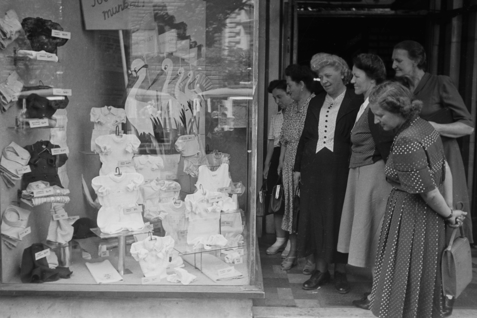 Hungary, Budapest VI., Teréz körút 12., 1949, Kovács Márton Ernő, Show window, knitwear, Budapest, women, decoration, stork, Fortepan #33150