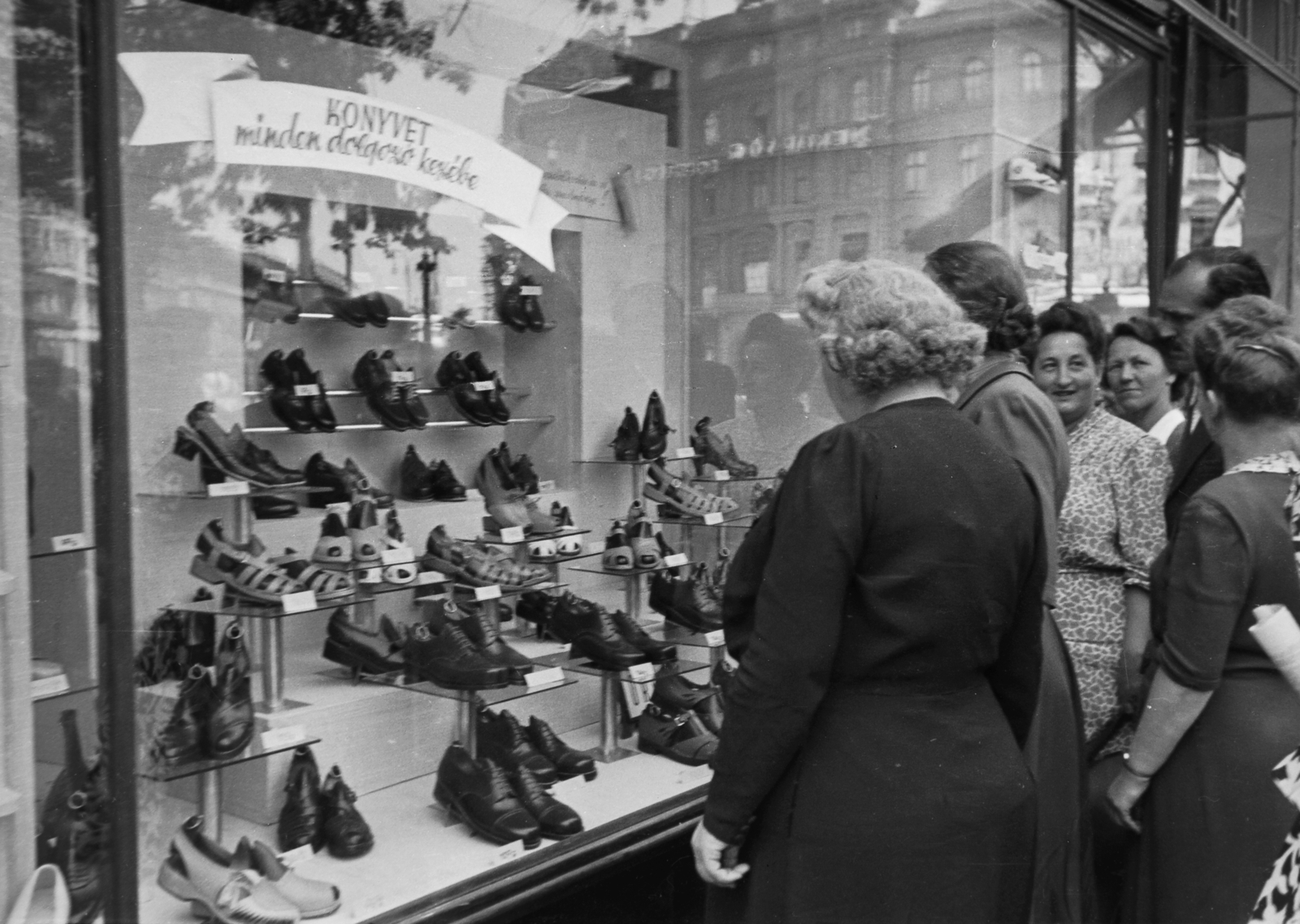 Hungary, Budapest VI., Oktogon., 1949, Kovács Márton Ernő, Show window, shoe, label, book, shoe store, Budapest, absurd, Fortepan #33151