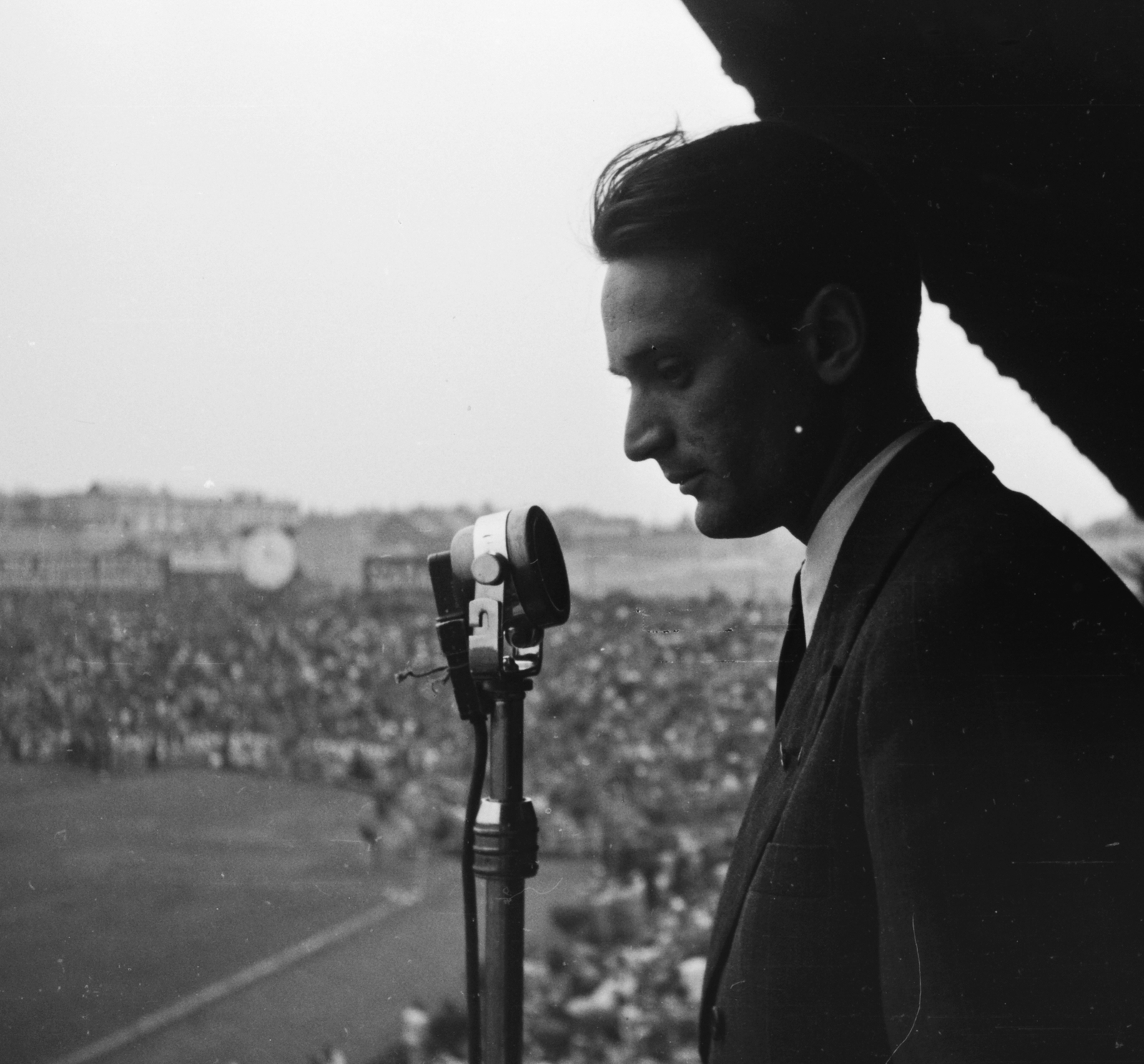 Hungary, Budapest IV., Újpest, Megyeri út, UTE pálya, Magyarország - Olaszország (1:1) válogatott labdarúgó-mérkőzés Szepesi György sportriporter., 1949, Kovács Márton Ernő, microphone, Budapest, celebrity, football, reporter, transmission, Fortepan #33158