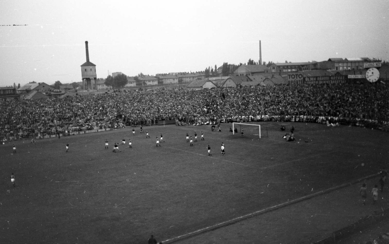 Hungary, Budapest IV., Újpest, Megyeri út, UTE pálya, Magyarország - Olaszország (1:1) válogatott labdarúgó-mérkőzés., 1949, Kovács Márton Ernő, water tower, stadium, Budapest, audience, football, soccer field, Fortepan #33159