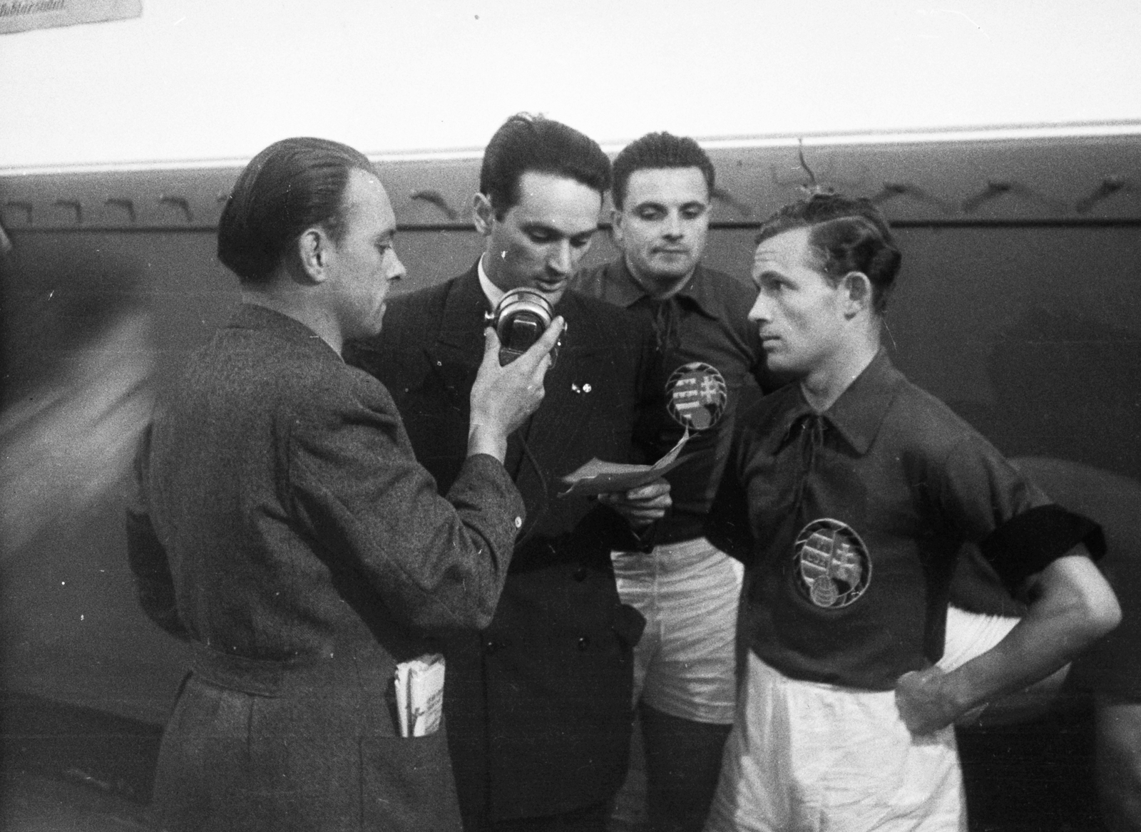 Hungary, Budapest IV., Újpest, Megyeri út, UTE pálya, Magyarország - Olaszország (1:1) válogatott labdarúgó-mérkőzés. Szepesi György sportriporter, Deák Ferenc és Lakat Károly a rádió mikrofonja előtt., 1949, Kovács Márton Ernő, microphone, Budapest, celebrity, sportsperson, akimbo, football, reporter, Fortepan #33161