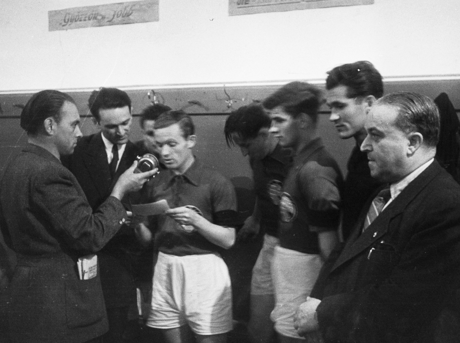 Hungary, Budapest IV., Újpest, Megyeri út, UTE pálya, Magyarország - Olaszország (1:1) válogatott labdarúgó-mérkőzés. Szepesi György sportriporter és Lakat Károly a rádió mikrofonja előtt, mellettük profilból Kocsis Sándor. A kép jobb szélén Ries István MLSZ elnök, igazságügyminiszter., 1949, Kovács Márton Ernő, microphone, Budapest, celebrity, sportsperson, politician, football, reporter, Fortepan #33162