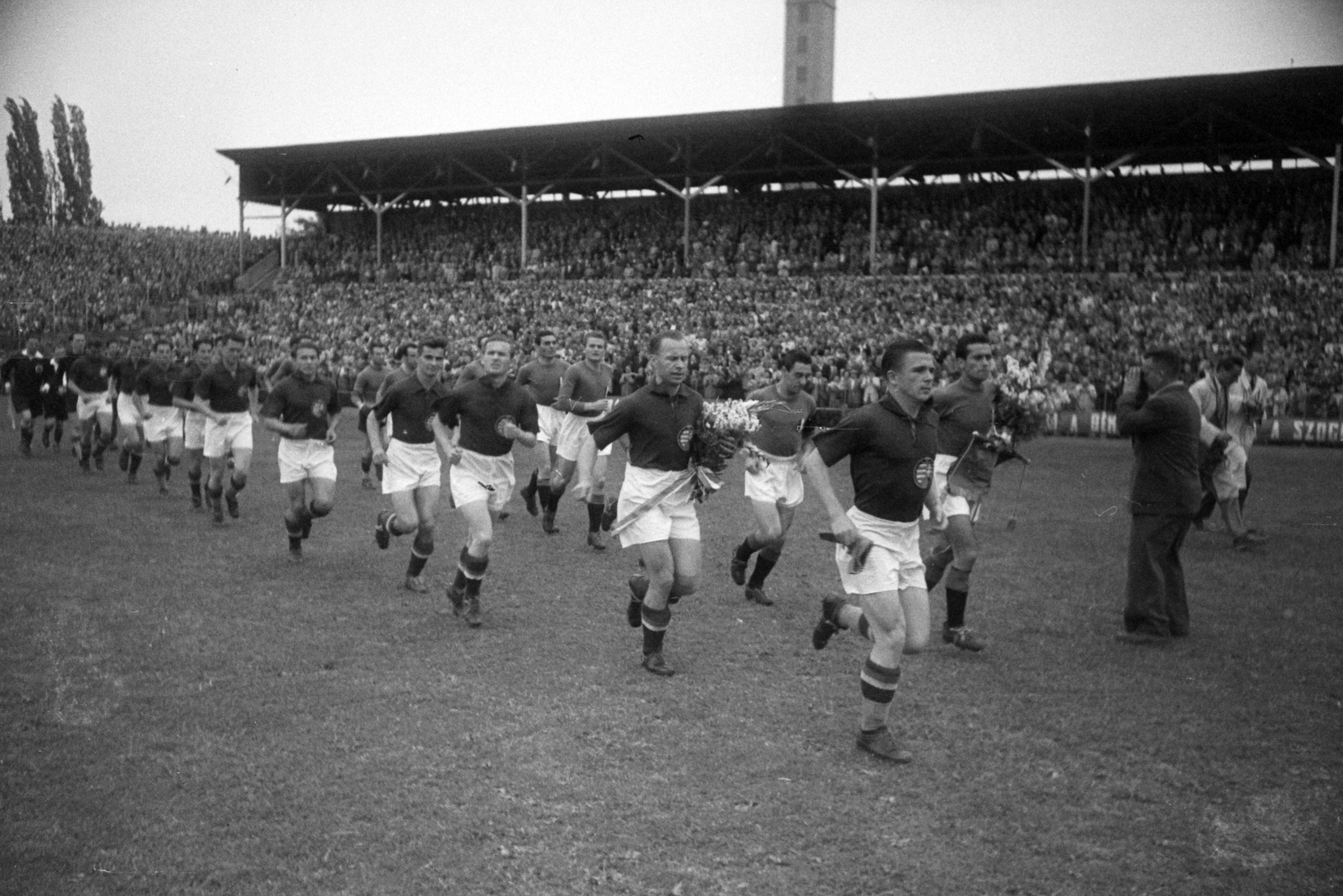 Hungary, Budapest IV., Újpest, Megyeri út, UTE pálya, Magyarország - Olaszország (1:1) válogatott labdarúgó-mérkőzés. A magyar csapat: Puskás Ferenc, Balogh II Sándor, Lakat Károly, Kocsis Sándor, Budai II László, Szusza Ferenc, Bozsik József, Rudas Ferenc, Börzsei János, Deák Ferenc, Henni Géza., 1949, Kovács Márton Ernő, Budapest, celebrity, audience, football, soccer team, Fortepan #33163