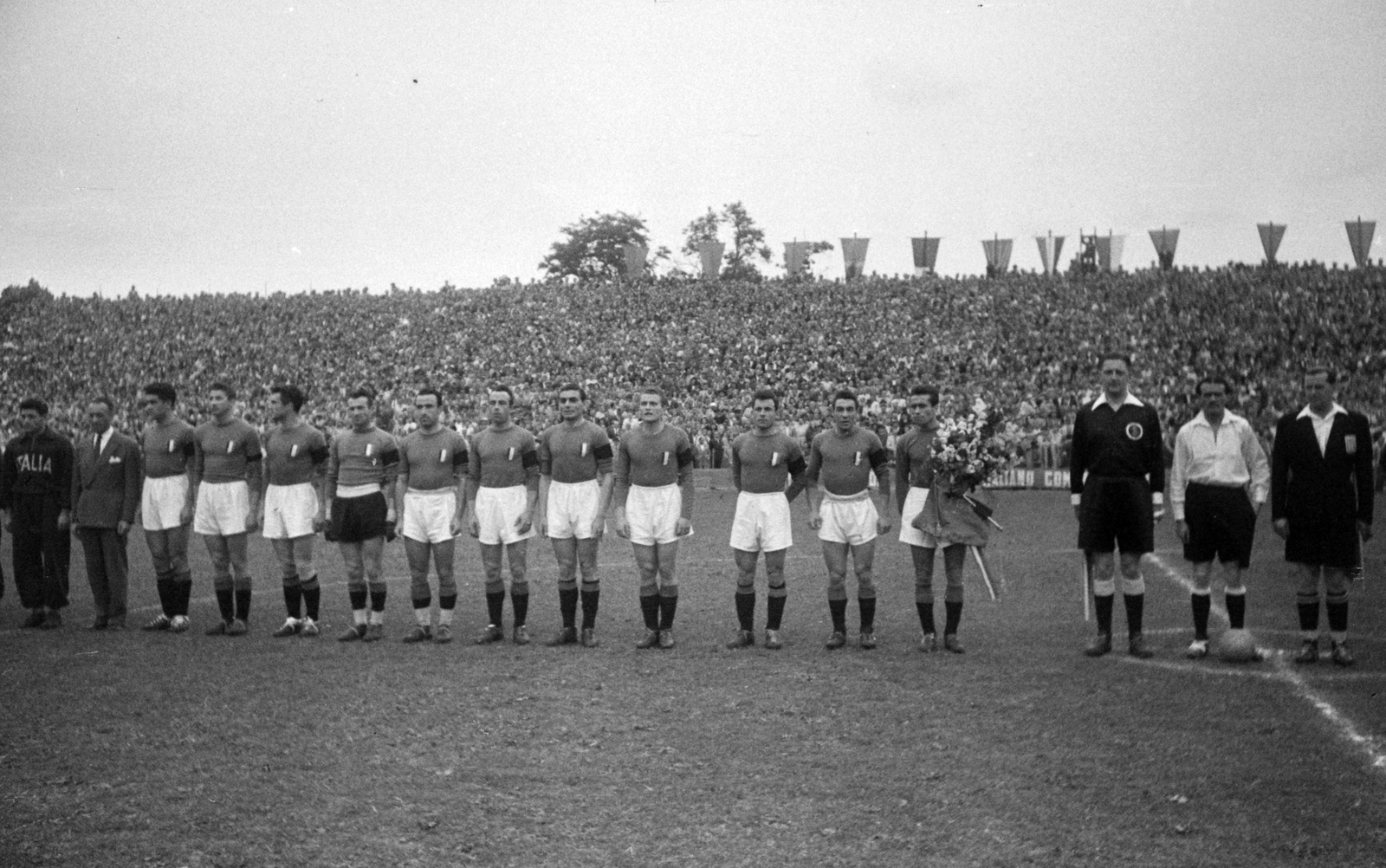 Hungary, Budapest IV., Újpest, Megyeri út, UTE pálya, Magyarország - Olaszország (1:1) válogatott labdarúgó-mérkőzés. Az olasz csapat: Annovazzi, Capello, Tognon, Moro, Amadeo, Giovannini, Fattori, Boniperti, Beccatini, Lorenzi, Carapelese., 1949, Kovács Márton Ernő, Budapest, celebrity, football, soccer team, referee, Fortepan #33165