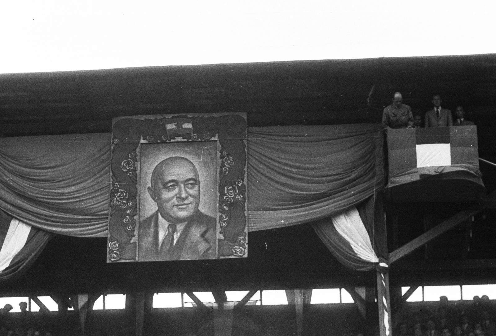 Hungary, Budapest IV., Újpest, Megyeri út, UTE pálya, Magyarország - Olaszország (1:1) válogatott labdarúgó-mérkőzés. Dekoráció, Rákosi Mátyás kép díszkeretben., 1949, Kovács Márton Ernő, Mátyás Rákosi-portrayal, Budapest, Fortepan #33170