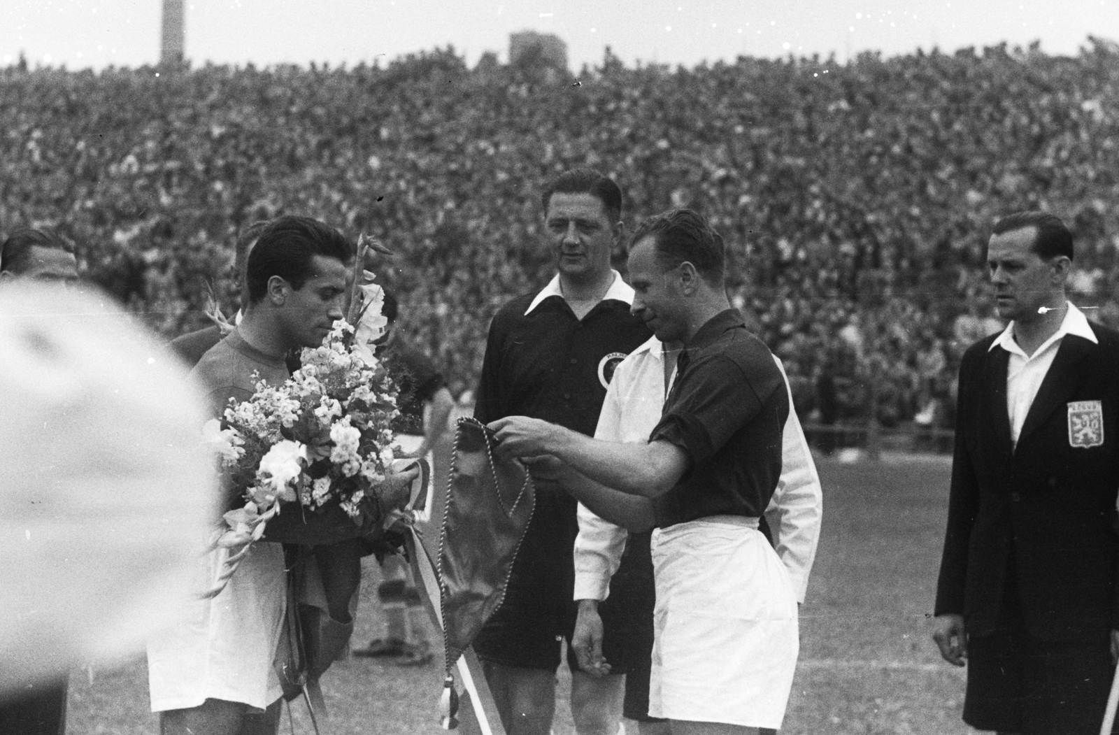 Hungary, Budapest IV., Újpest, Megyeri út, UTE pálya, Magyarország - Olaszország (1:1) válogatott labdarúgó-mérkőzés. A két csapatkapitány, Riccardo Carapellese és Balogh II Sándor., 1949, Kovács Márton Ernő, football, stadium, Budapest, Fortepan #33171