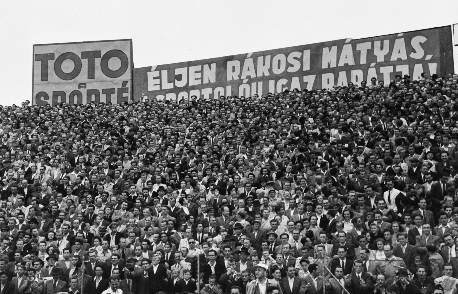 Hungary, Budapest IV., Újpest, Megyeri út, UTE pálya, Magyarország - Olaszország (1:1) válogatott labdarúgó-mérkőzés., 1949, Kovács Márton Ernő, mass, political decoration, stadium, Budapest, football, Fortepan #33174