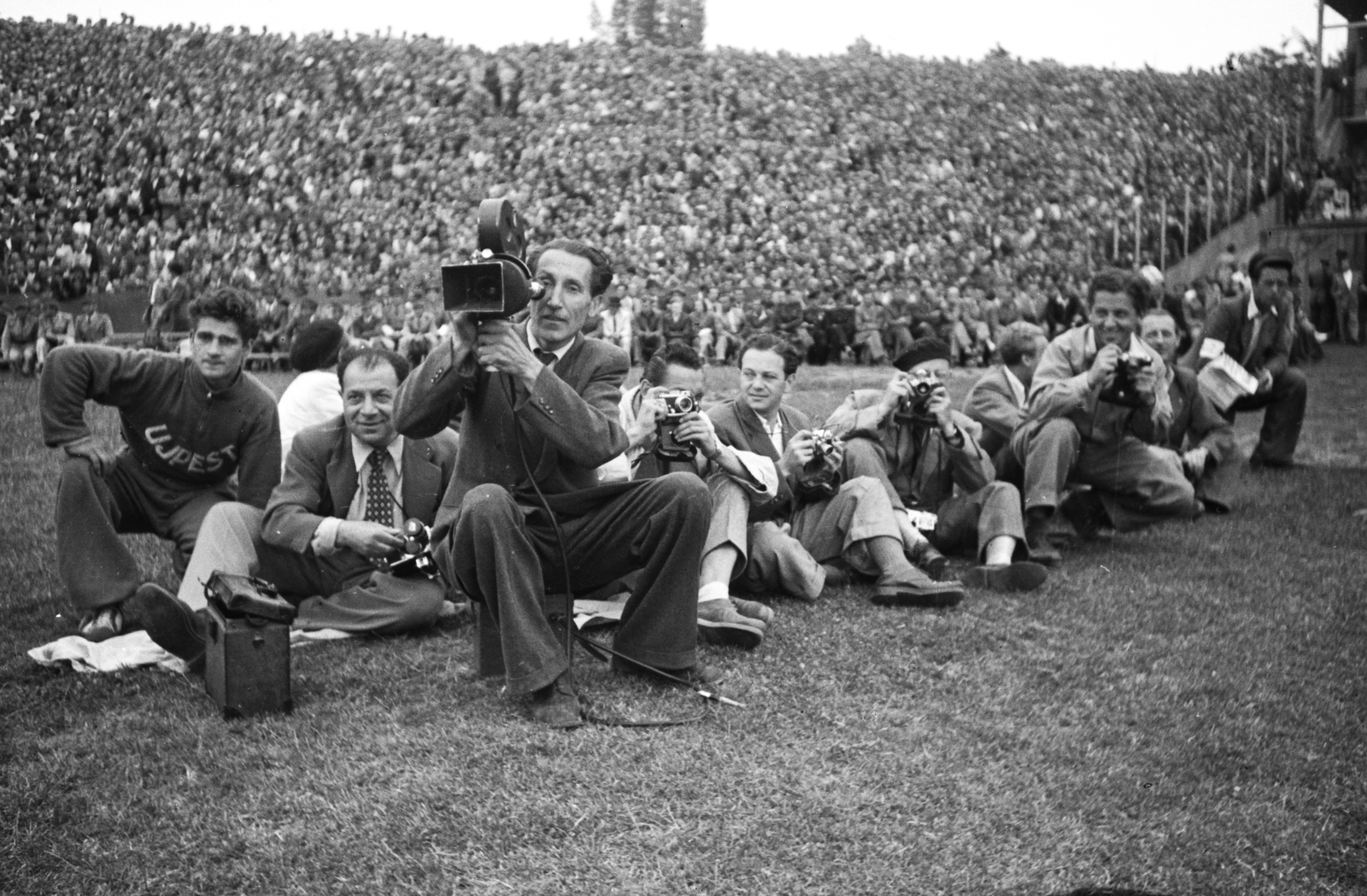 Hungary, Budapest IV., Újpest, Megyeri út, UTE pálya, Magyarország - Olaszország (1:1) válogatott labdarúgó-mérkőzés. Arriflex kamerával az előtérben Török Vidor a Filmhíradó operatőre. Jobbról a harmadik Bauer Sándor fotóriporter., 1949, Kovács Márton Ernő, filming, camera, movie camera, photography, cameraman, journalist, Arriflex-brand, Budapest, Berning Robot Star, stadium, football, Fortepan #33175