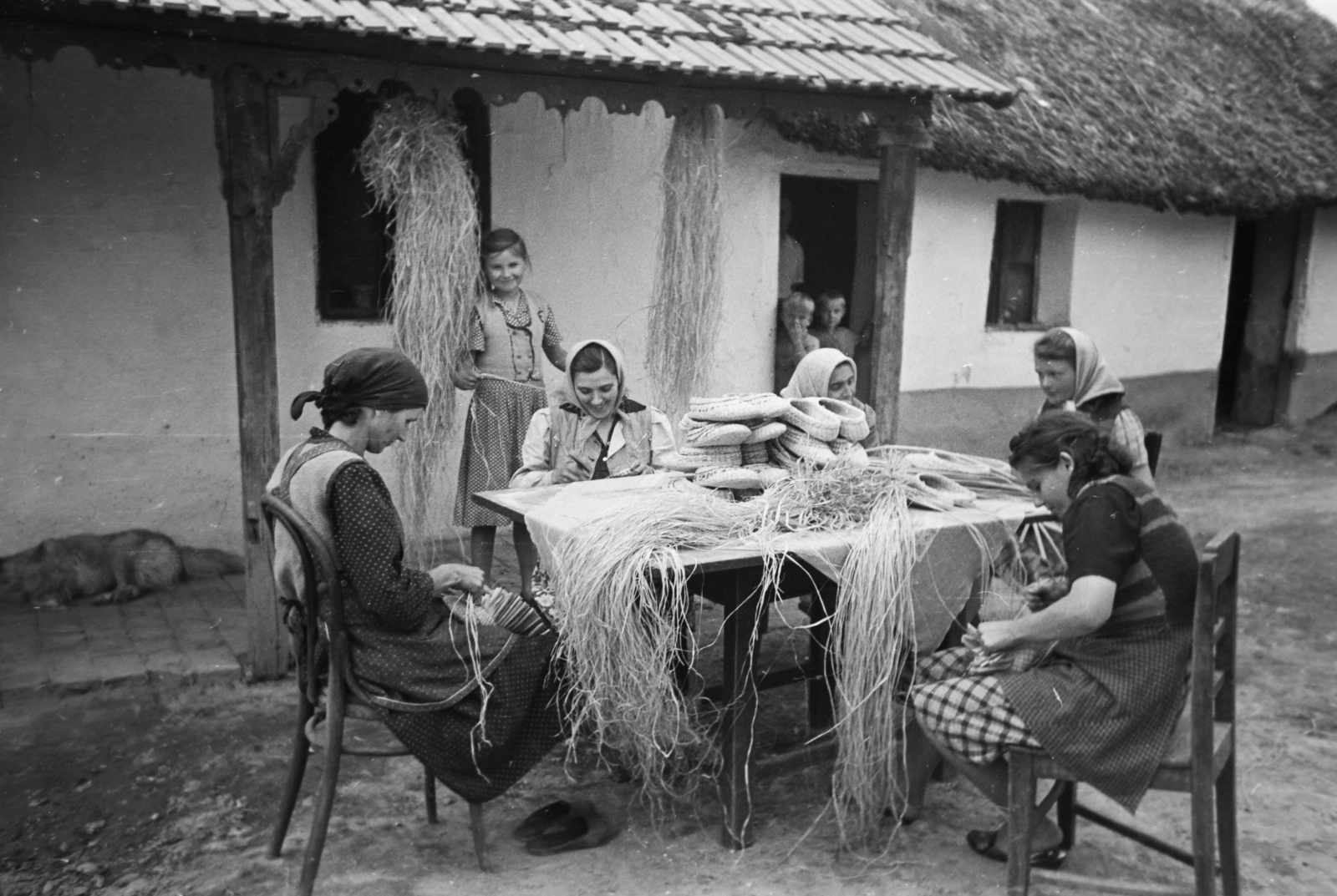 Hungary, Kunszentmiklós, 1949, Kovács Márton Ernő, slippers, farmhouse, women, work, Fortepan #33178