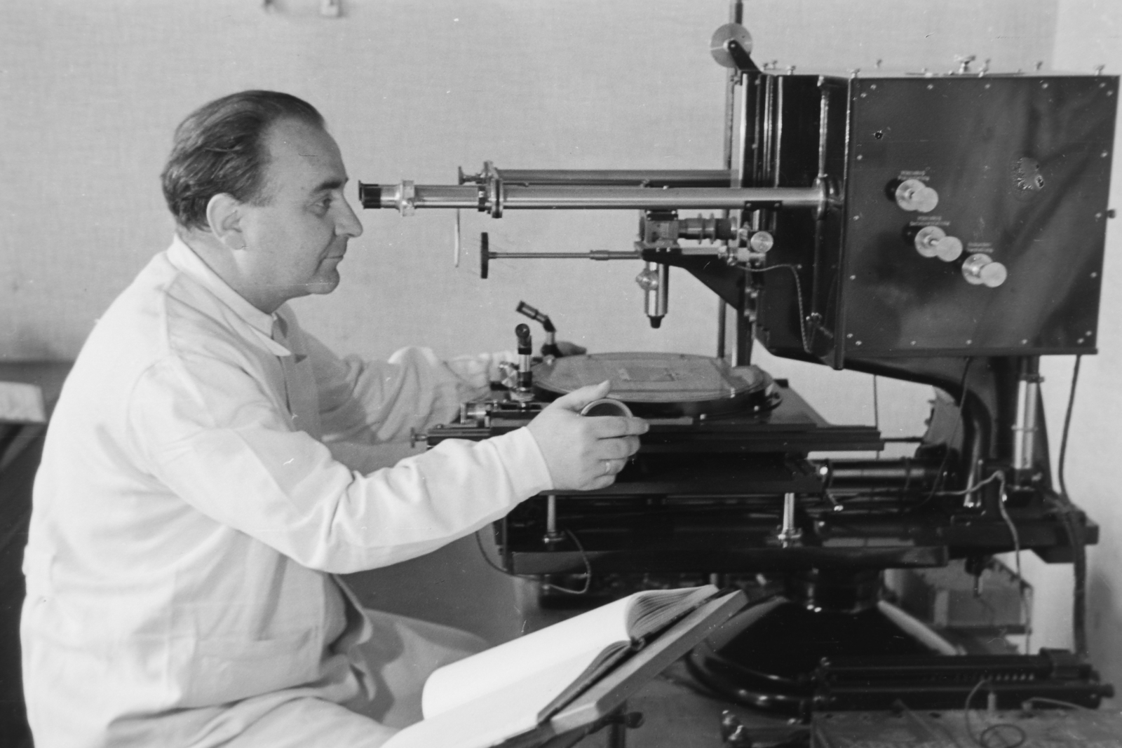 Hungary, Budapest XII., MTA Konkoly Thege Miklós Csillagászati Intézet. Detre László csillagász, az Intézet igazgatója a komparátornál., 1949, Kovács Márton Ernő, celebrity, Budapest, comparator, Fortepan #33199