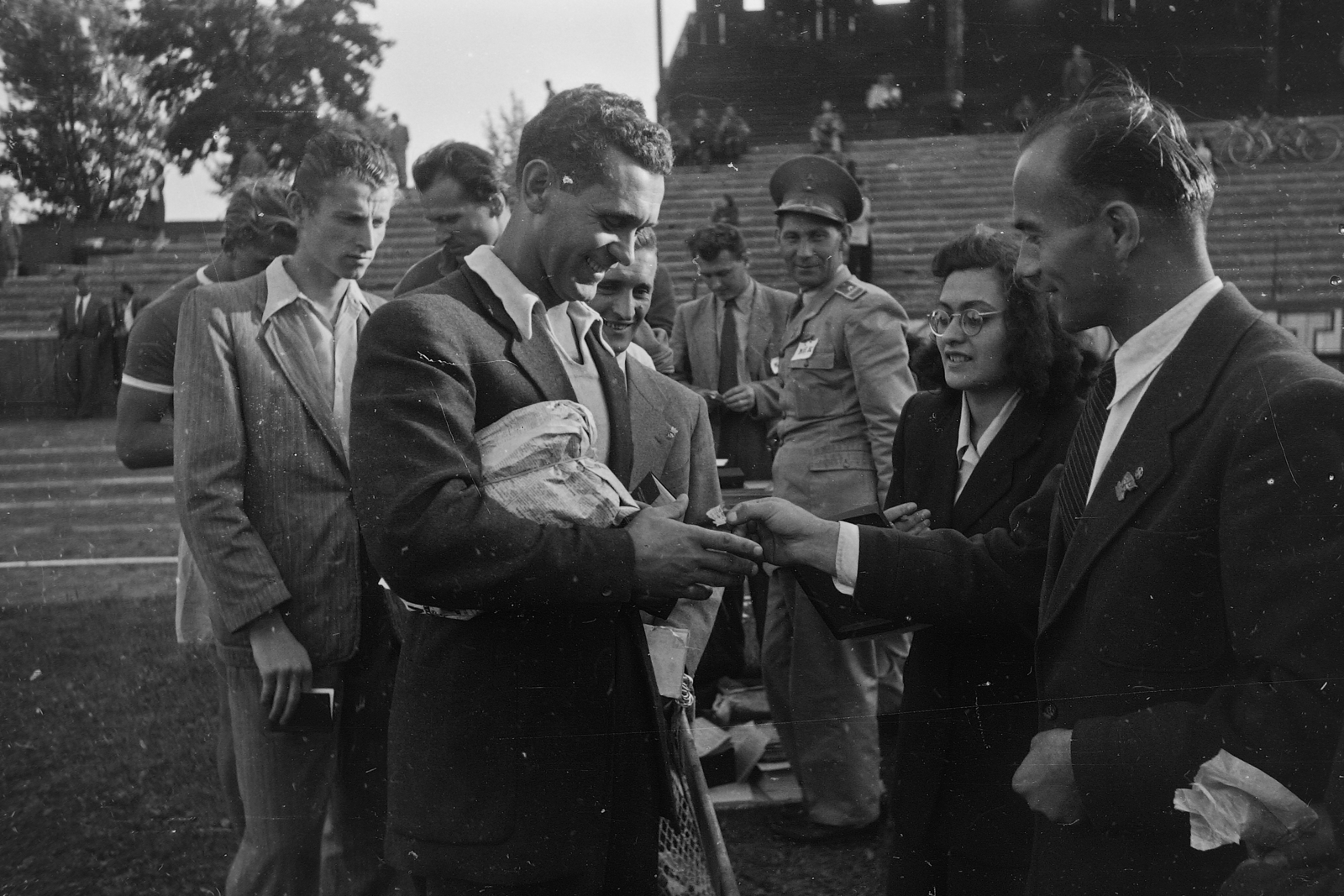 Hungary, Budapest IX., Üllői út, FTC stadion. MHK próba élsportolóknak, a jelvényt átveszi Brandi Jenő olimpiai bajnok vízilabdázó., 1949, Kovács Márton Ernő, genre painting, MHK movement, Budapest, celebrity, Fortepan #33210