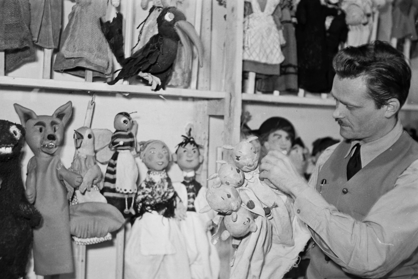 Hungary, Budapest VI., Andrássy út 69. Állami Bábszínház, bábfigurák előadásra előkészítve., 1949, Kovács Márton Ernő, art of theater, puppet-show, puppets, Budapest, Fortepan #33214