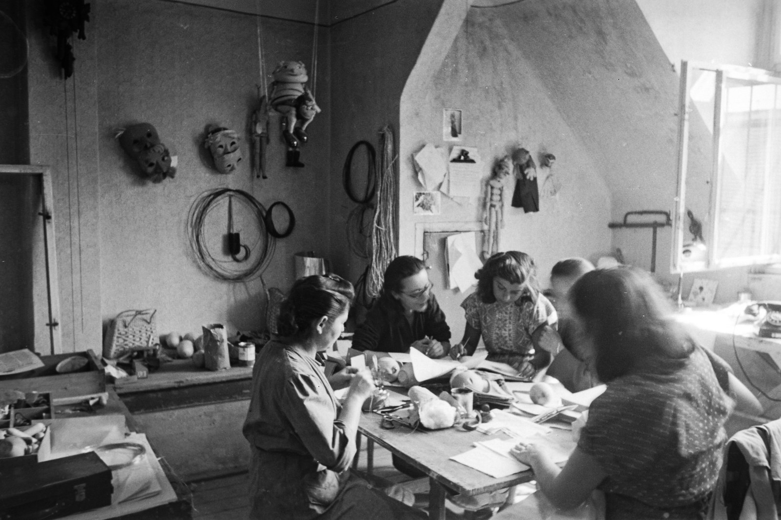Hungary, Budapest VI., Andrássy út 69. Állami Bábszínház, bábkészítő műhely., 1949, Kovács Márton Ernő, art of theater, puppets, Budapest, women, workshop, planning, Fortepan #33221