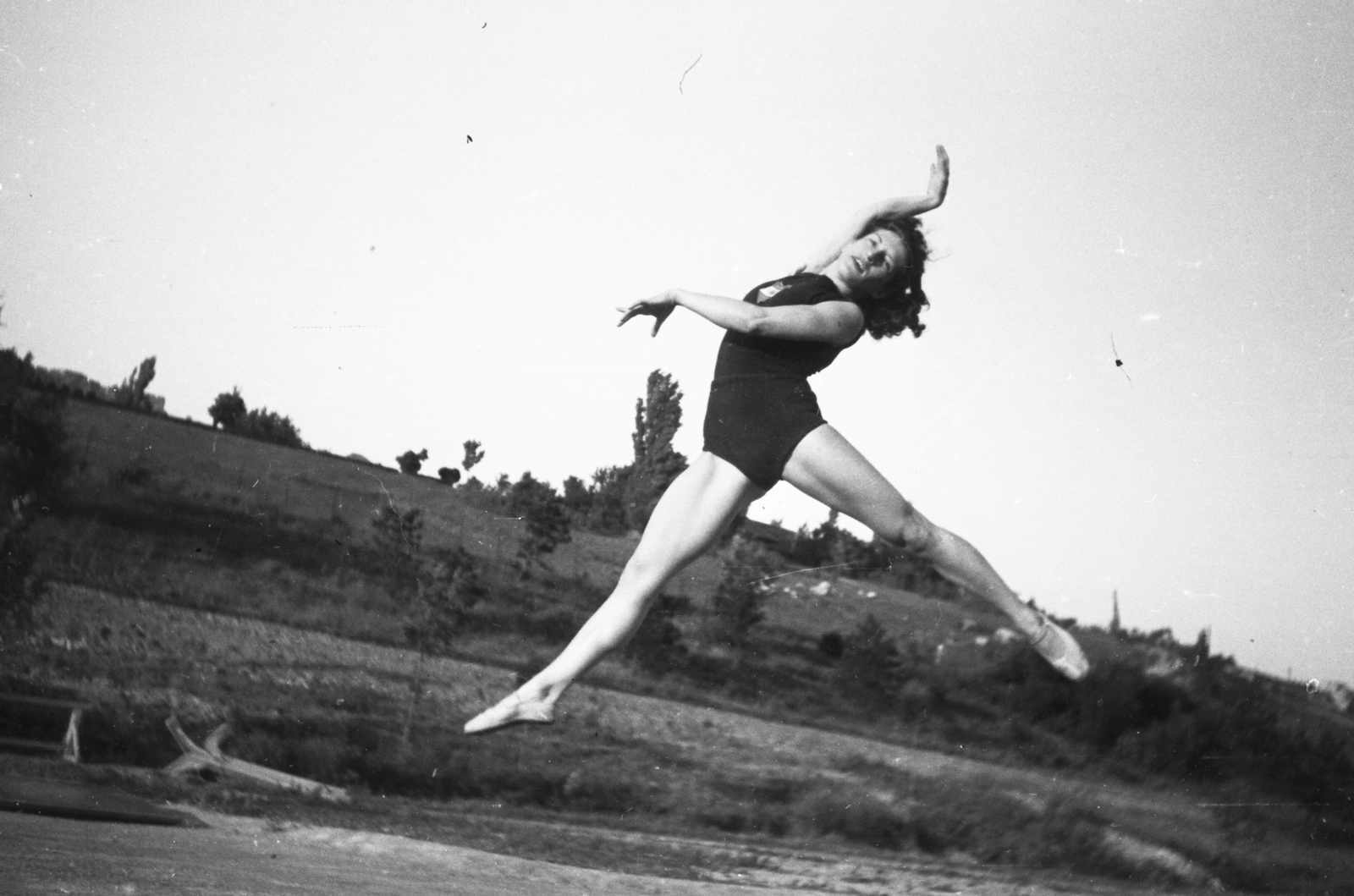 Magyarország, Budapest II., Pasaréti út 11-13., Vasas Sportcentrum, Keleti Ágnes későbbi ötszörös olimpiai bajnok tornász, a nemzet sportolója., 1949, Kovács Márton Ernő, Budapest, híres ember, sportoló, nők, torna, levegőben, Fortepan #33223