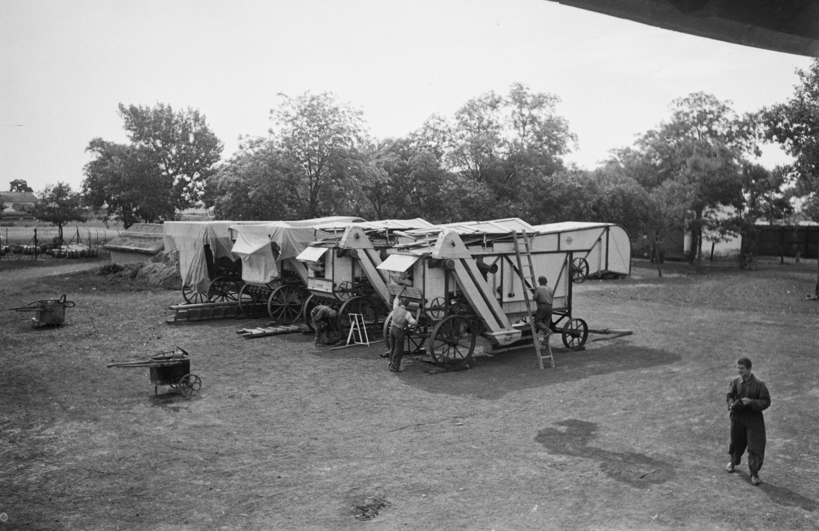 Hungary, Első Magyar Gazdasági Gépgyár által gyártott cséplőgépek., 1949, Kovács Márton Ernő, threshing machine, Fortepan #33226